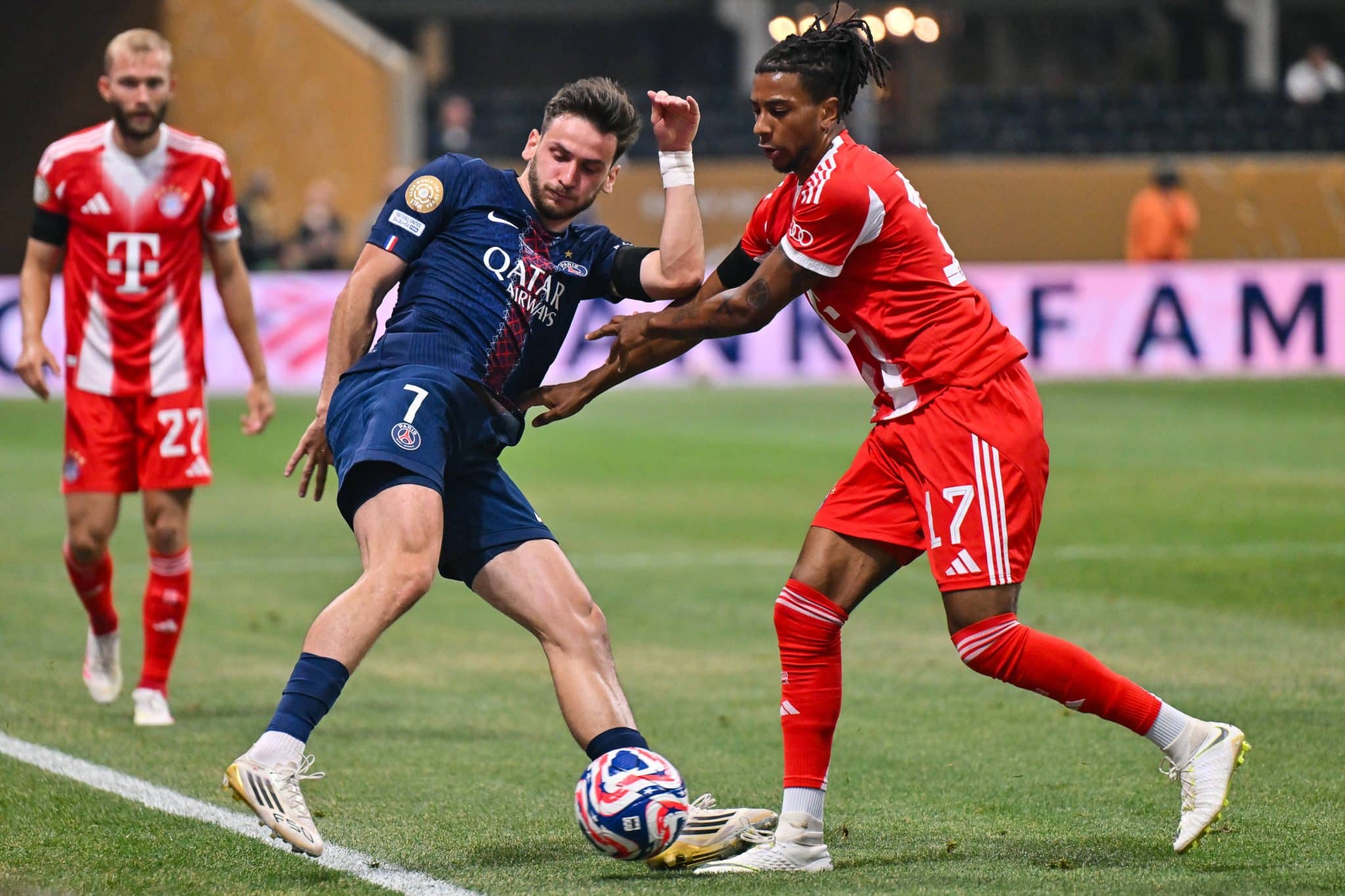 Kvaratskhelia e Olise em disputa durante PSG x Bayern de Munique no Mundial