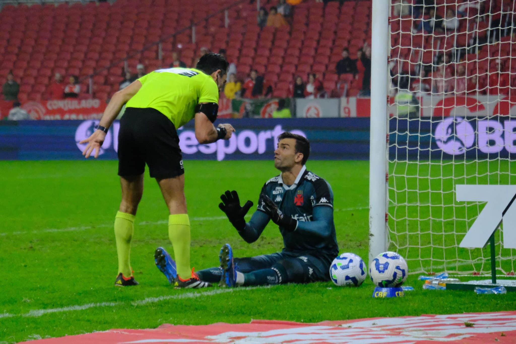 L&eacute;o Jardim fazendo cera no Beira-Rio