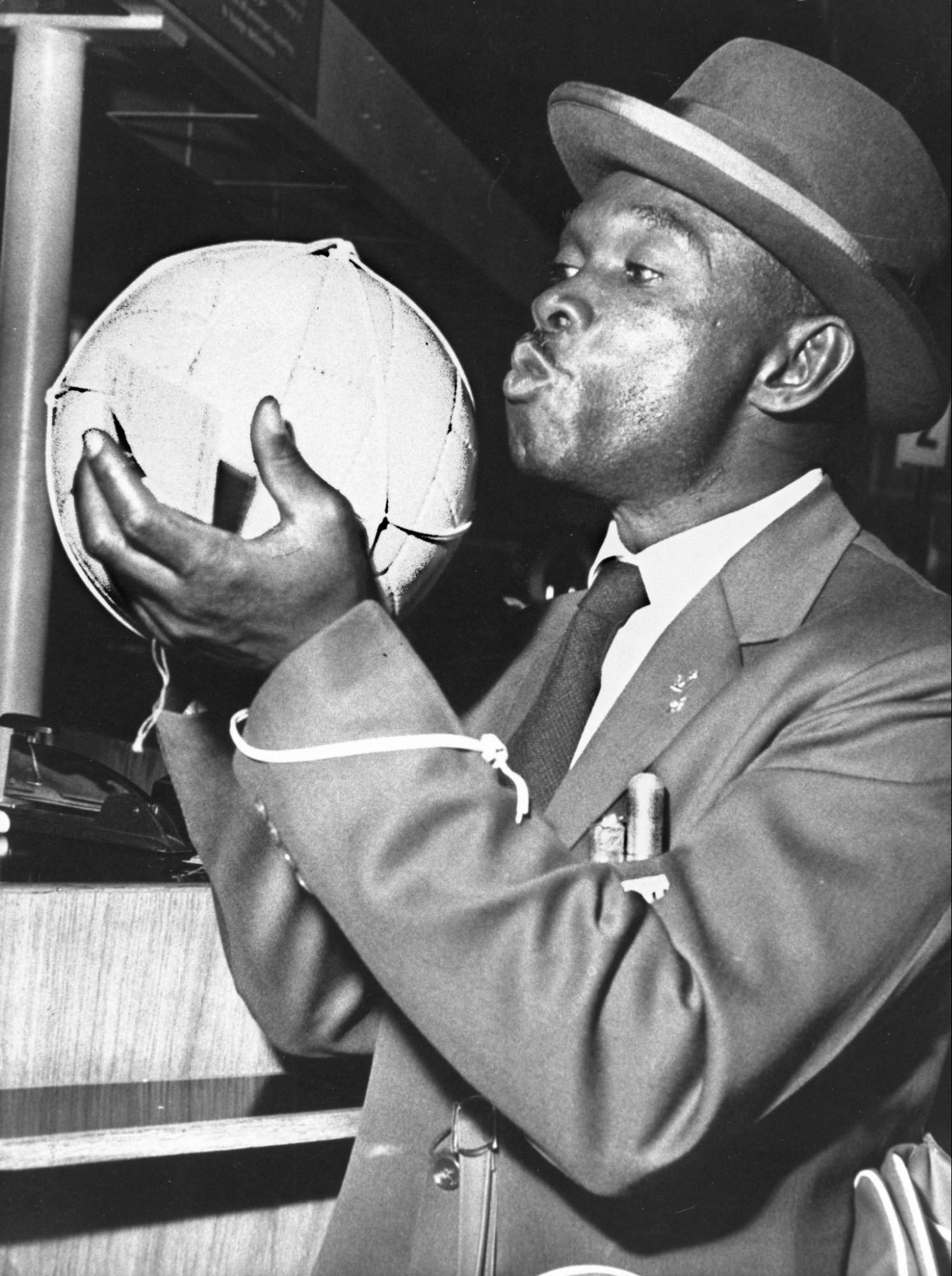 Mário América beija a bola