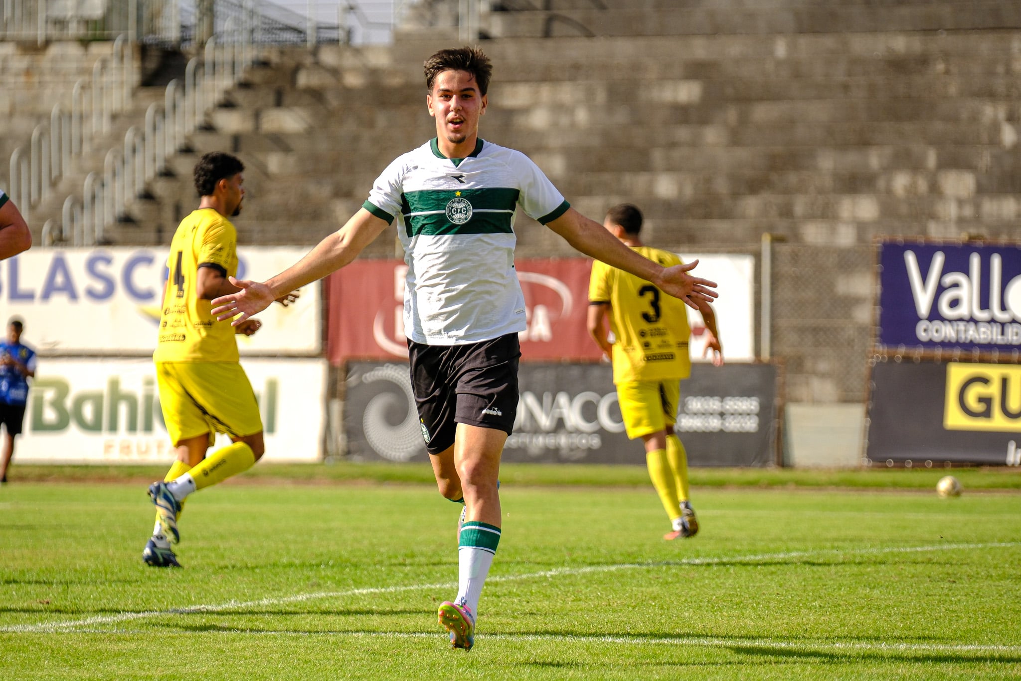 Matheus Dias celebra gol pelo Coritiba no sub-20