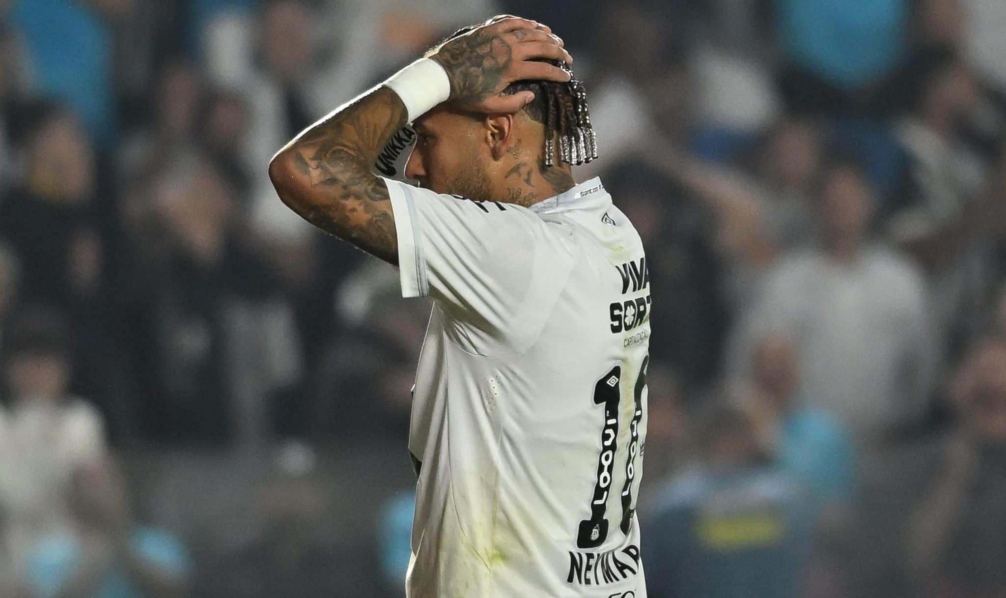 Neymar sem acreditar na chance perdida