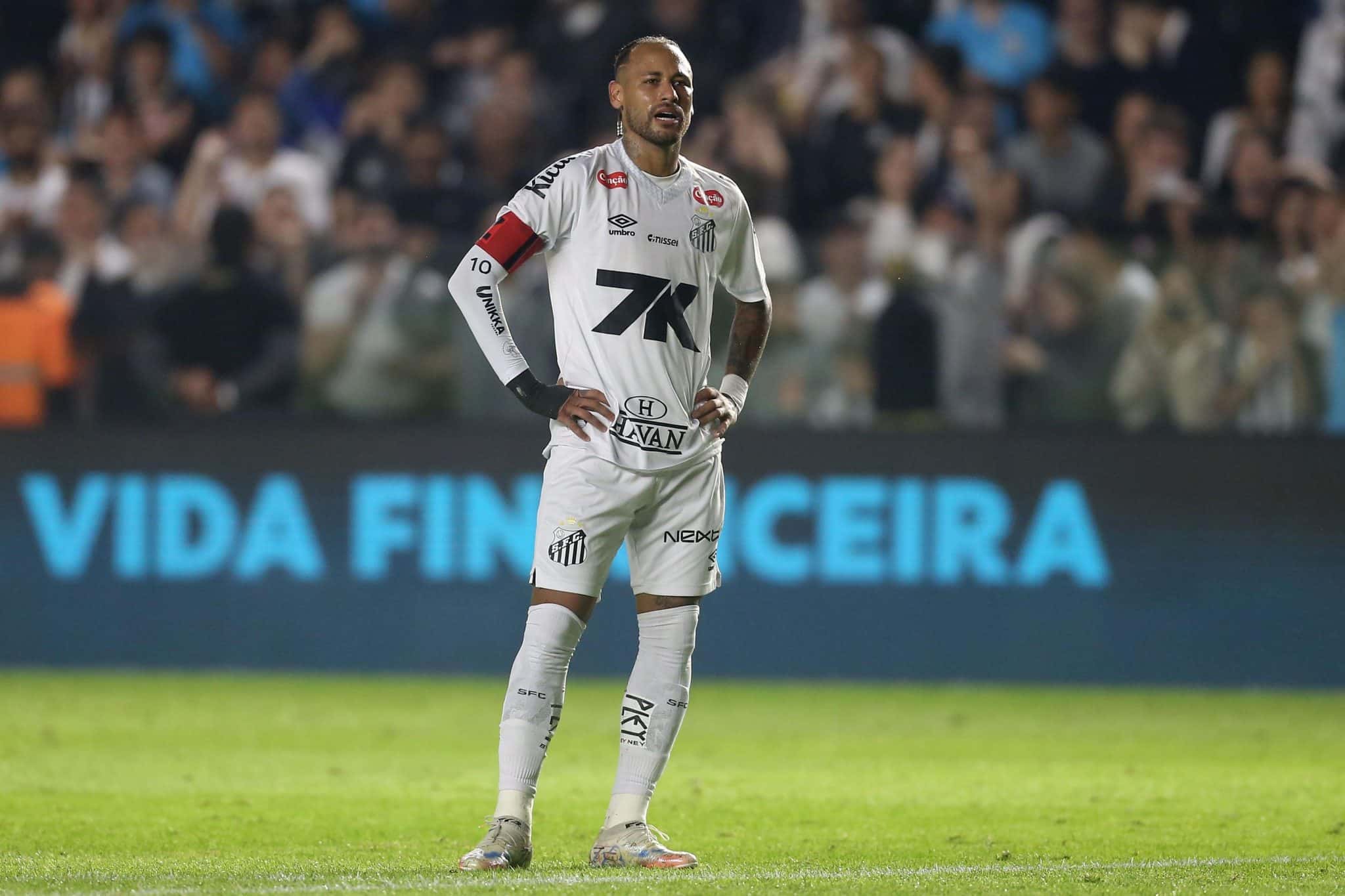 Neymar chateado durante o jogo entre Santos e Inter
