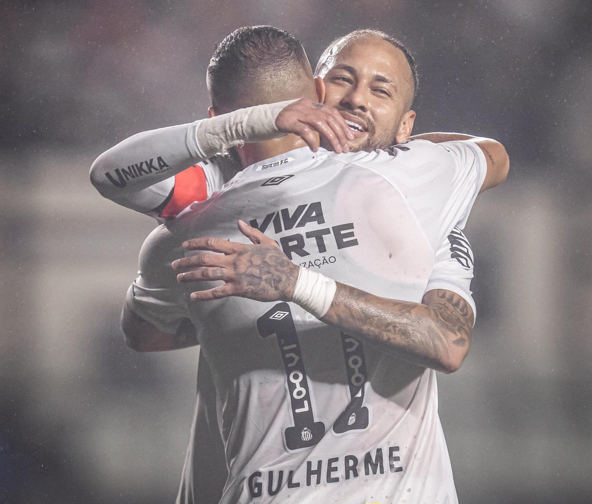 Guilherme abra&ccedil;a Neymar ap&oacute;s gol contra a Ferrovi&aacute;ria