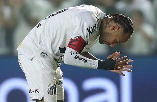 Posse de bola in&uacute;til e inefici&ecirc;ncia ofensiva resumem a atua&ccedil;&atilde;o do Santos contra o Inter