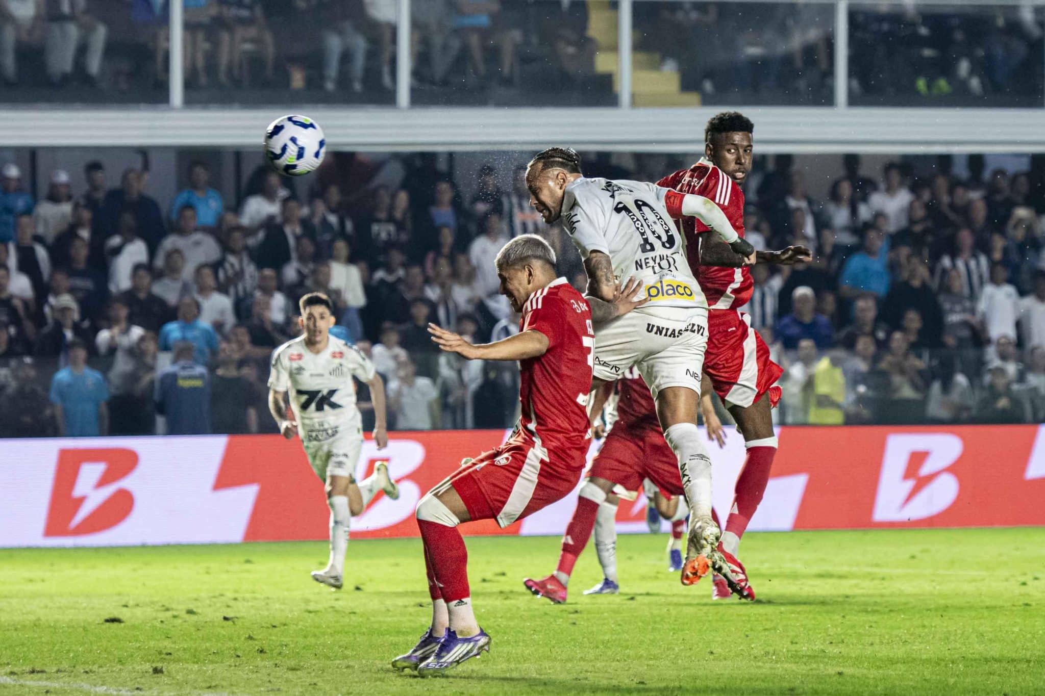 Neymar cabeceia no meio dos zagueiros do Inter
