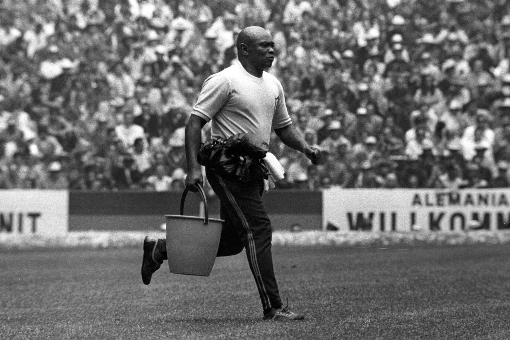 O massagista Mário Américo entra em campo durante jogo