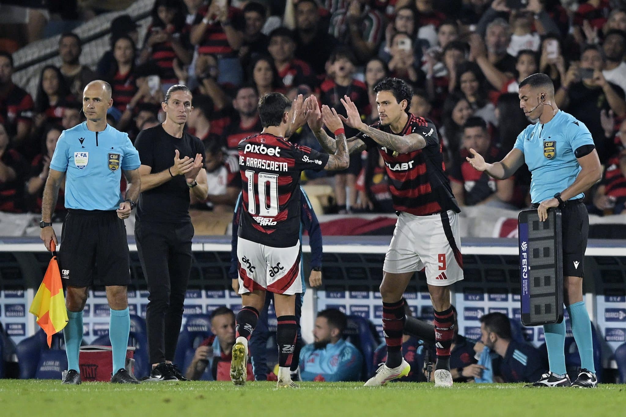 Pedro entrou e decidiu clássico com o Fluminense (Foto: Icon Sport)
