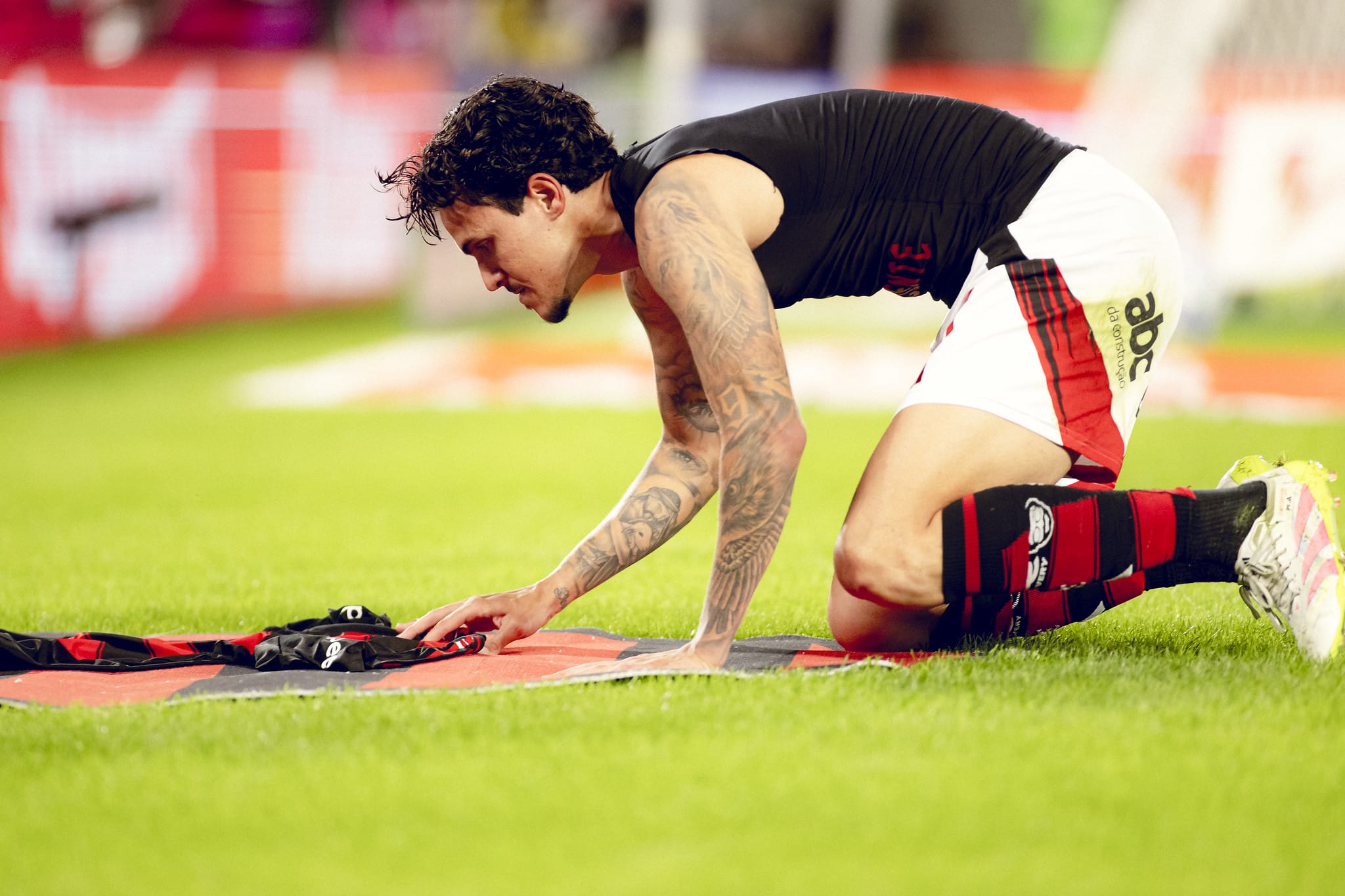 Pedro comemorou gol com beijo no escudo do Flamengo (Foto: Adriano Fontes/Flamengo)