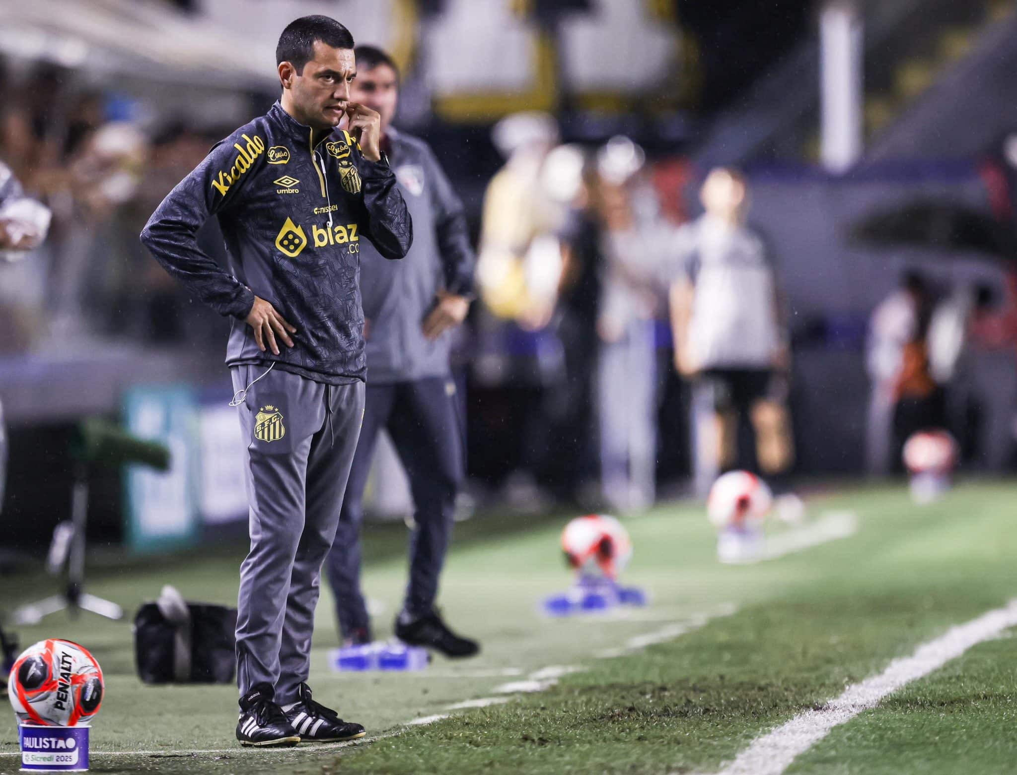 Pedro Malta comandando o Santos contra o S&atilde;o Paulo