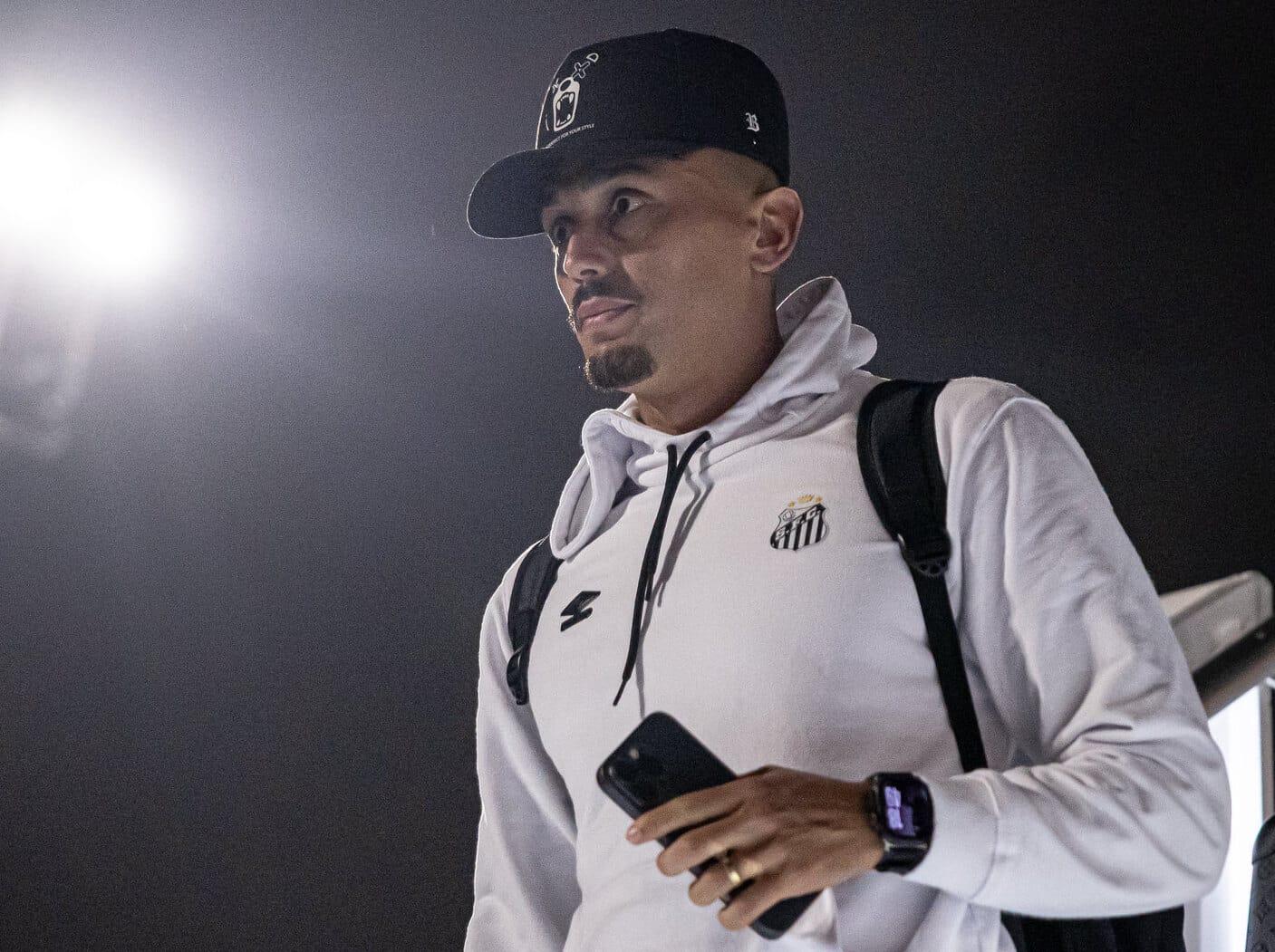 Diegho Pituca desembarcando em Recife com o Santos