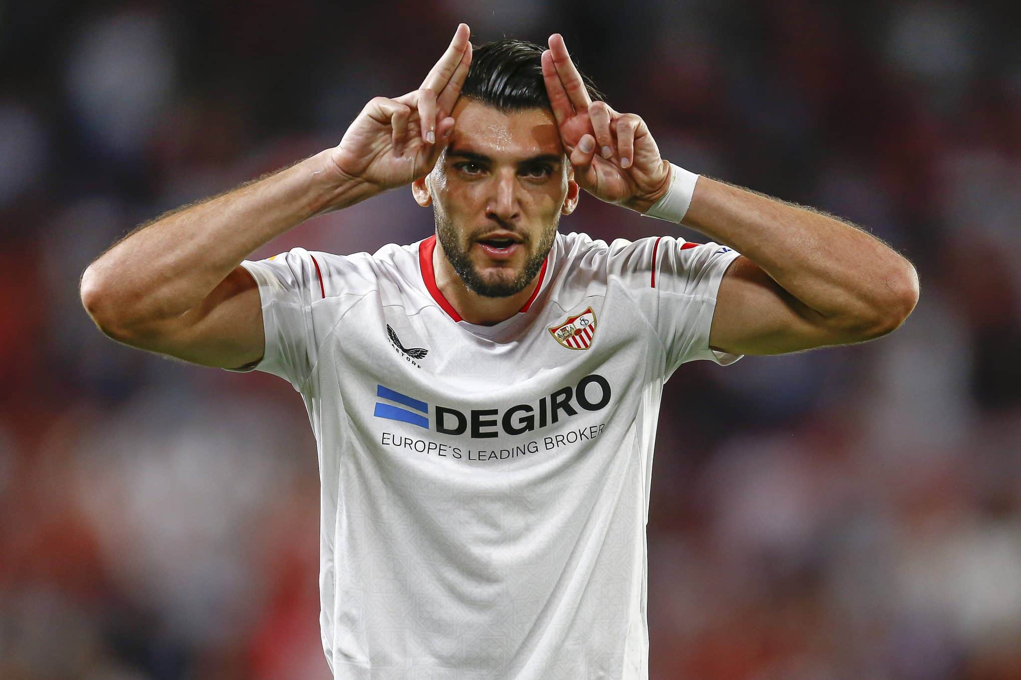 Rafa Mir est&aacute; fora dos planos do Sevilla (Foto: Imago)