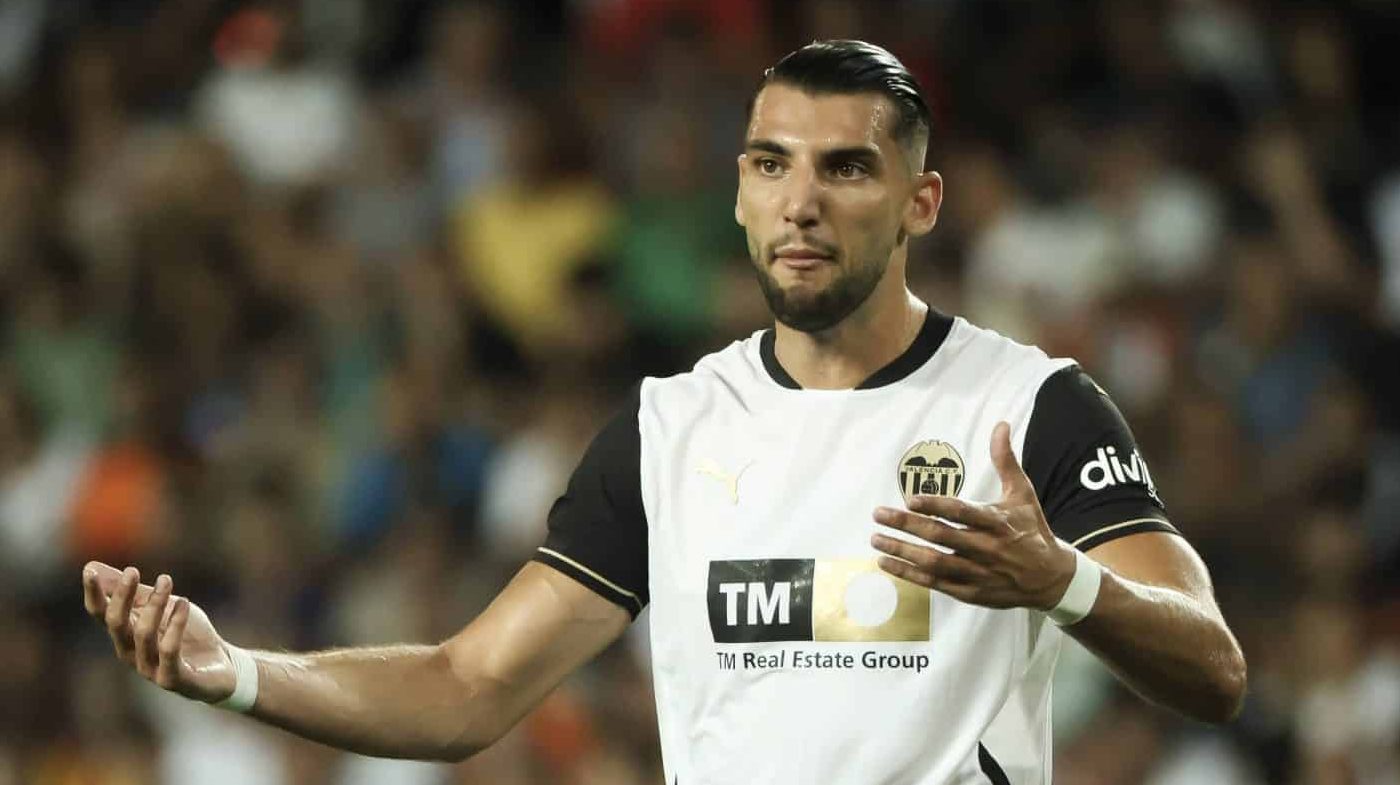 Por que o Botafogo tenta a contrata&ccedil;&atilde;o de atacante que est&aacute; fora dos planos do Sevilla?