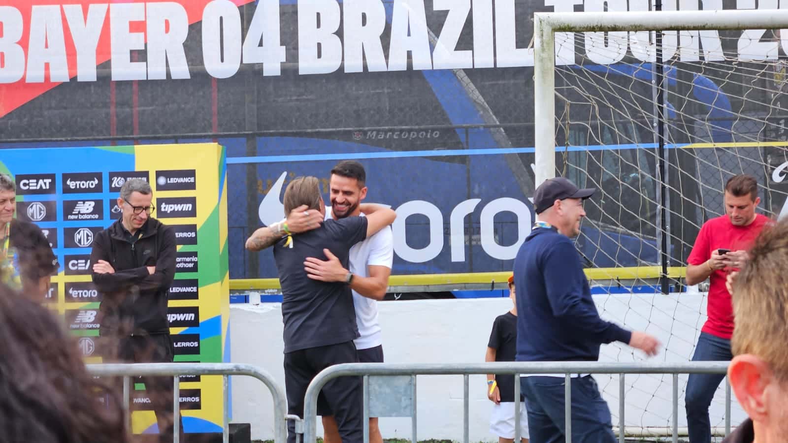Renato Augusto encontrou amigos do Bayer (Foto: Gabriel Rodrigues/Trivela)