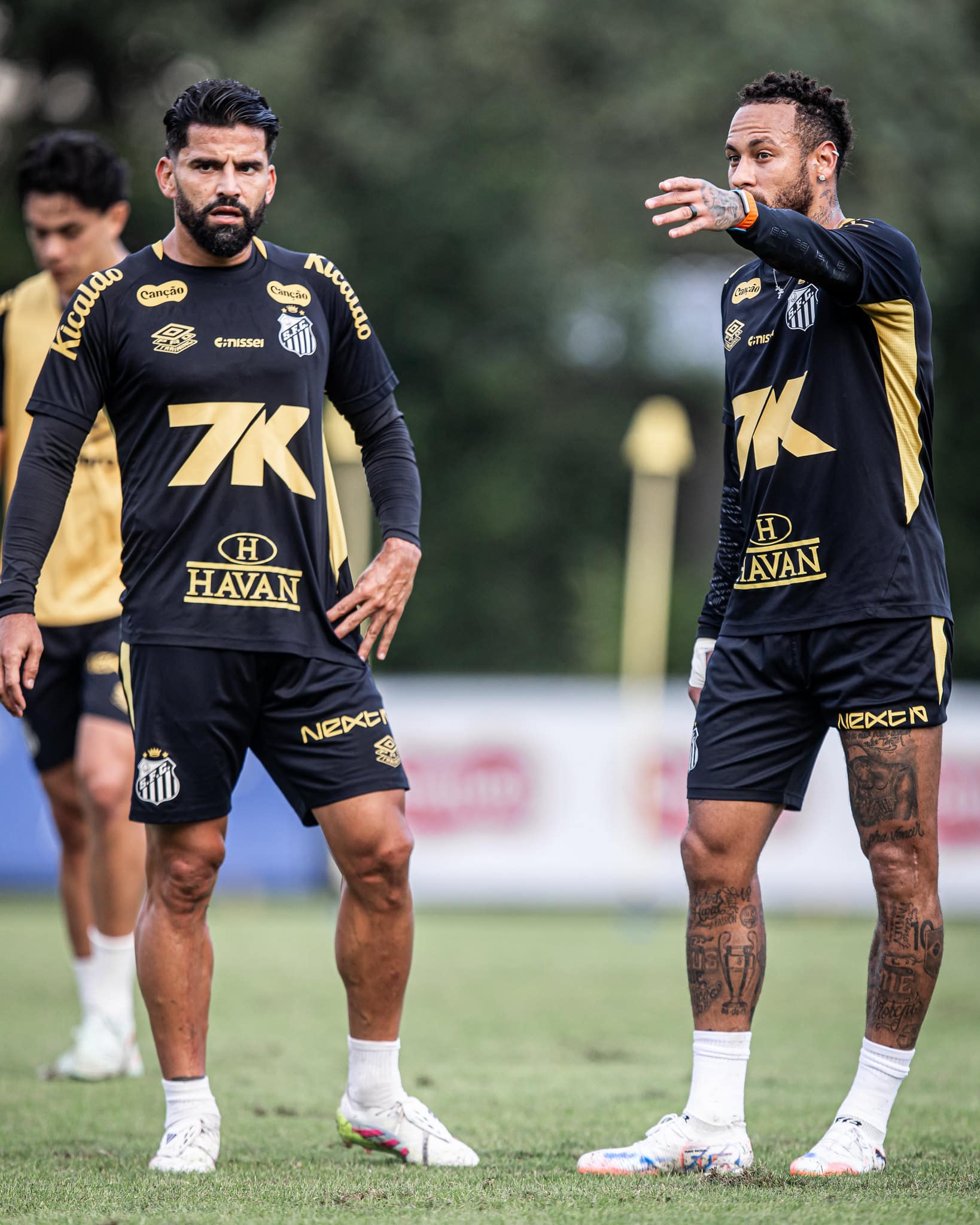Rincon e Neymar no treinamento do Santos