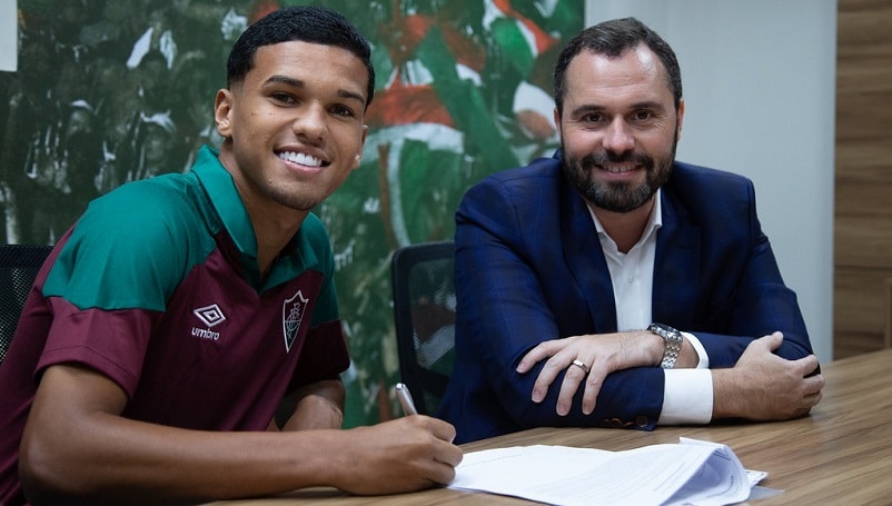 Riquelme Felipe assina contrato profissional no Fluminense