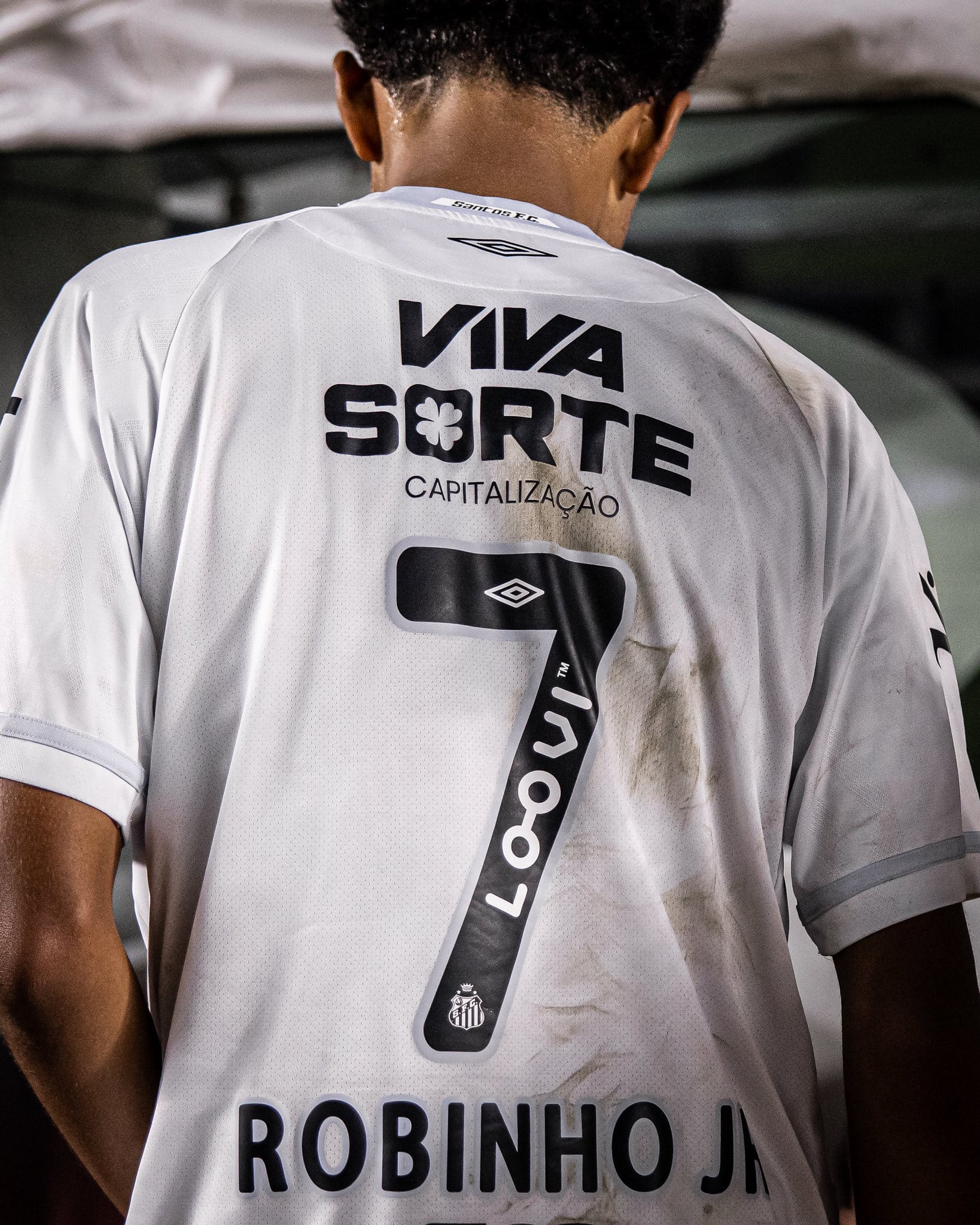 Robinho Jr. usando a camisa 7 do Santos 