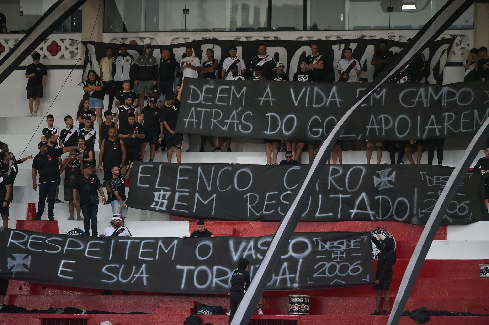Torcida do Vasco protestou em S&atilde;o Janu&aacute;rio (Foto: imago)