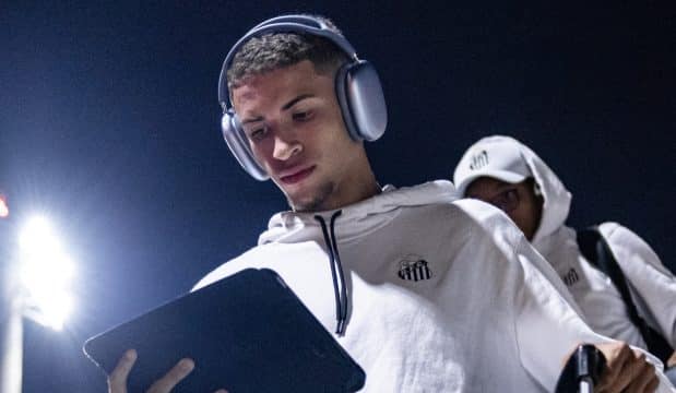 Com tr&ecirc;s promo&ccedil;&otilde;es nos &uacute;ltimos meses, lateral da base do Santos entra no radar de europeus