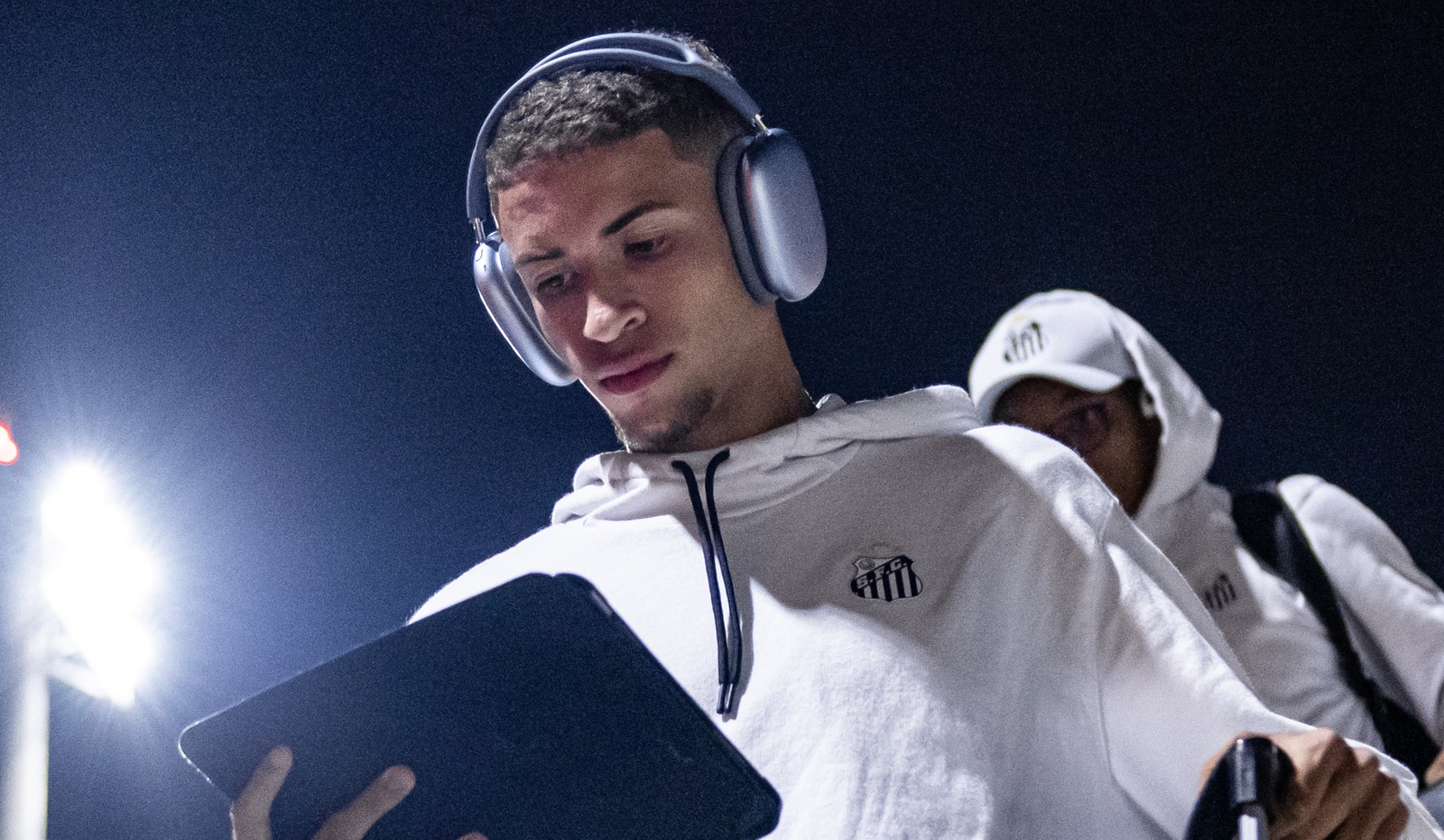 Com tr&ecirc;s promo&ccedil;&otilde;es nos &uacute;ltimos meses, lateral da base do Santos entra no radar de europeus