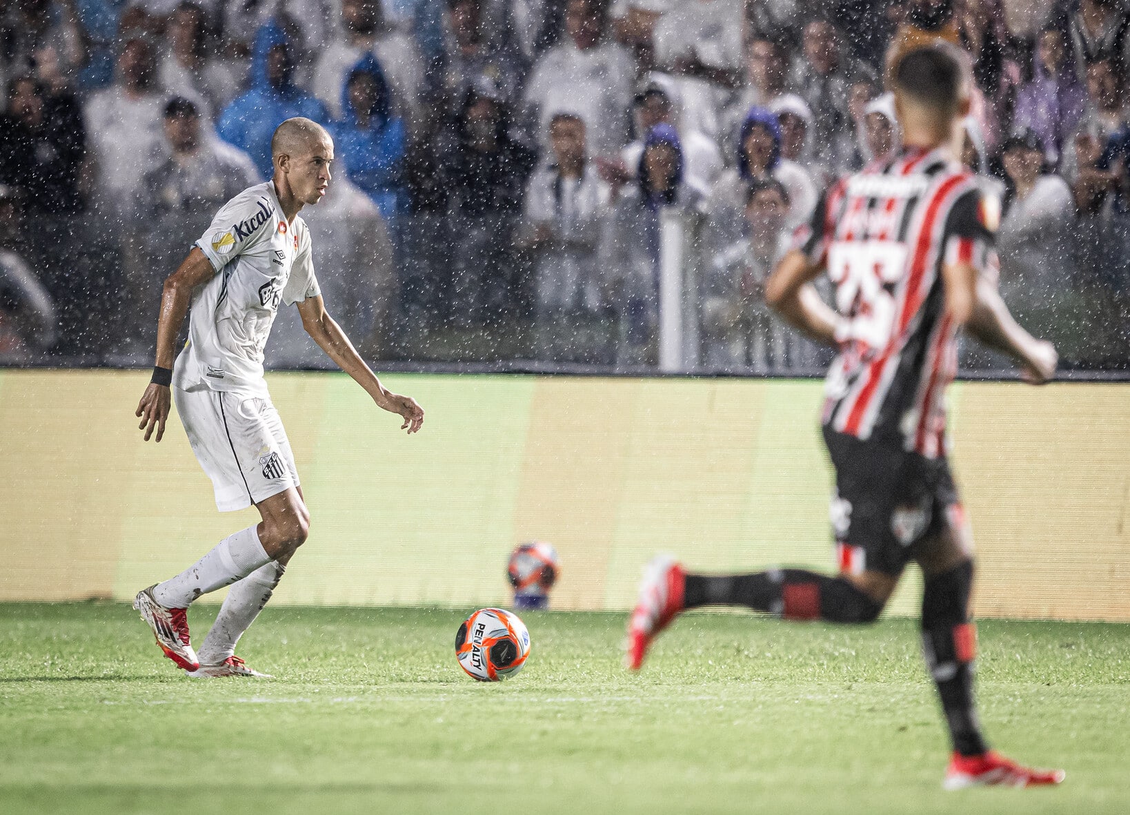 Vinicius Lira estreia nos profissionais no cl&aacute;ssico entre Santos e S&atilde;o Paulo
