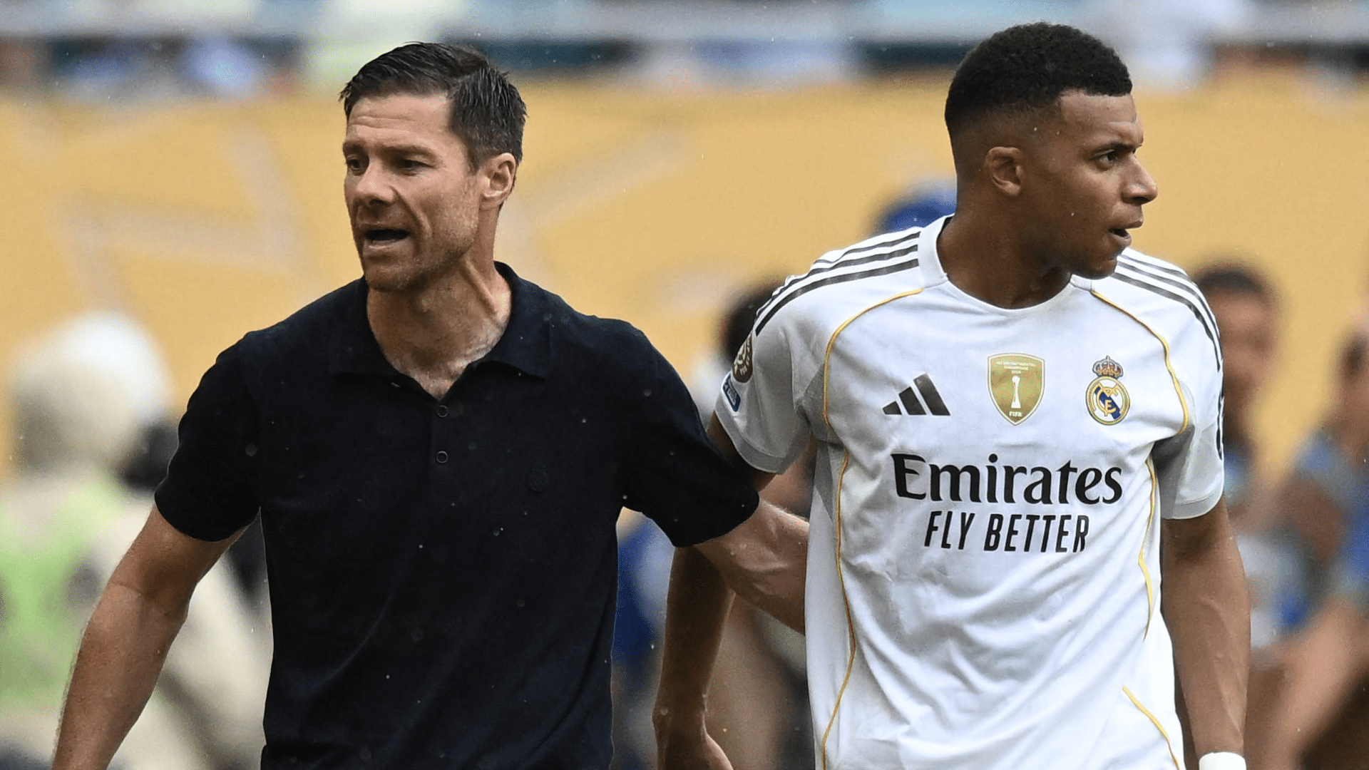 Xabi Alonso e Kylian Mbapp&eacute; em jogo do Real Madrid
