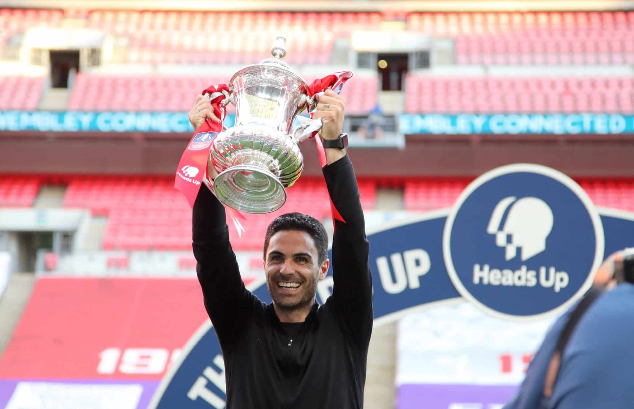 Mikel Arteta com a ta&ccedil;a da Copa da Inglaterra de 2019/20, seu maior t&iacute;tulo pelo Arsenal at&eacute; o momento