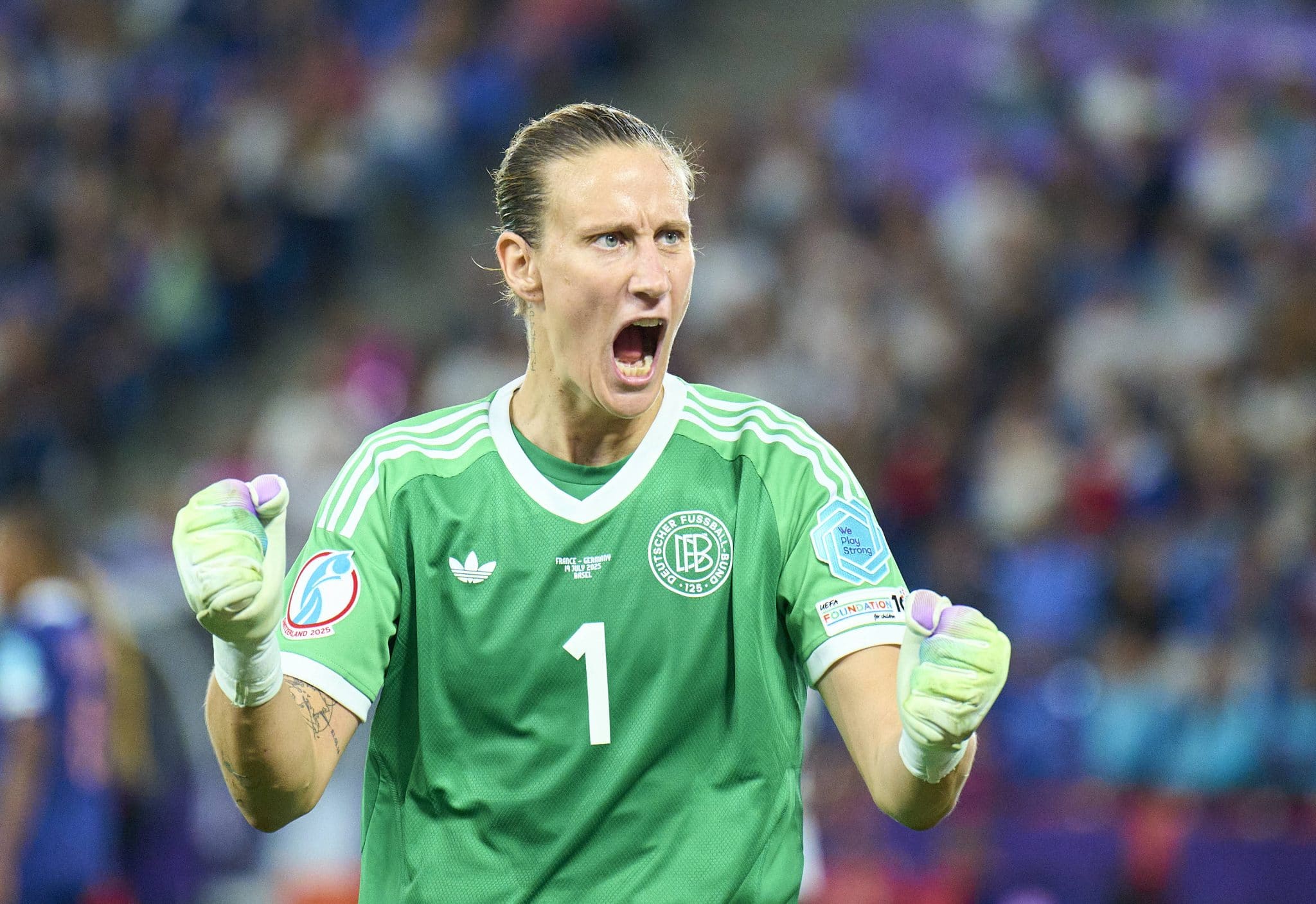 Destaque da Alemanha na Euro, goleira j&aacute; superou c&acirc;ncer duas vezes e chegou ao top-3 mundial