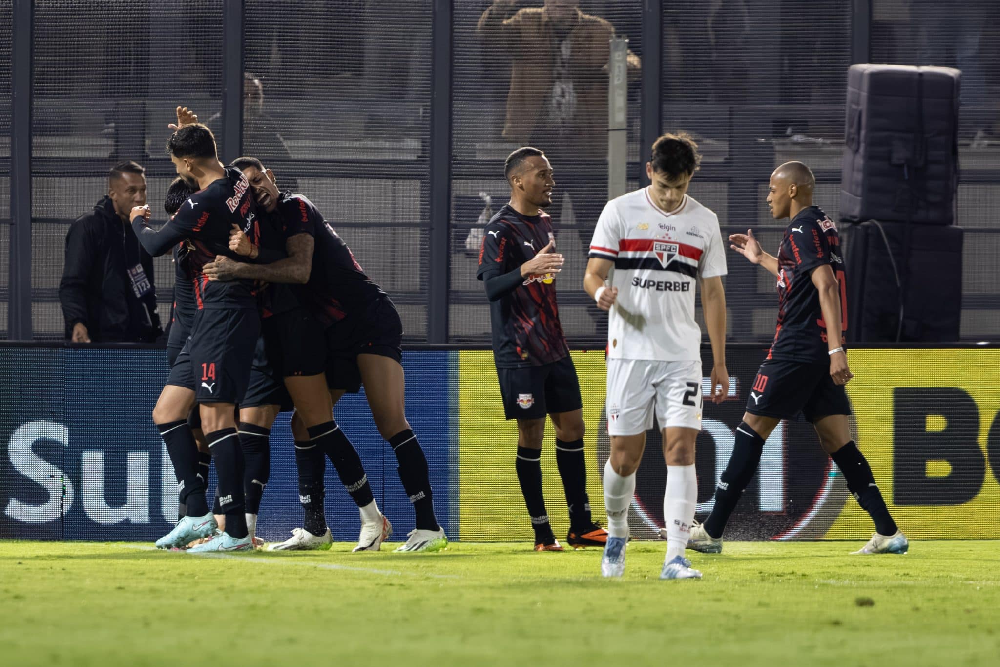 Bobadilla lamenta o gol marcado pelo Red Bull Bragantino