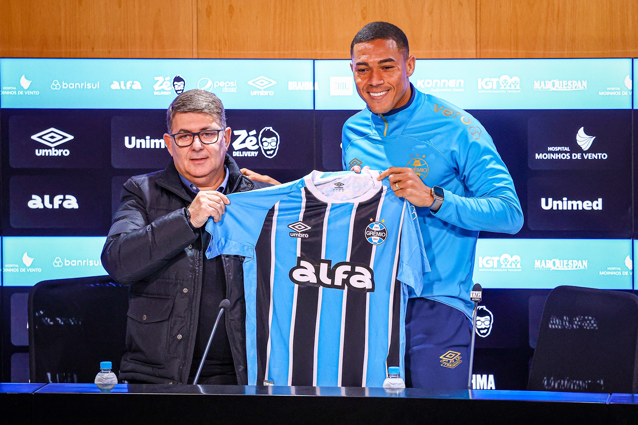 Carlos Vinícius posa com camisa do Grêmio durante apresentação