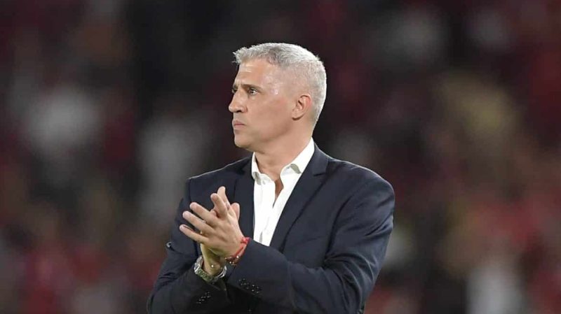 Demora da diretoria pode obrigar Crespo a mudar esquema que deu certo no São Paulo