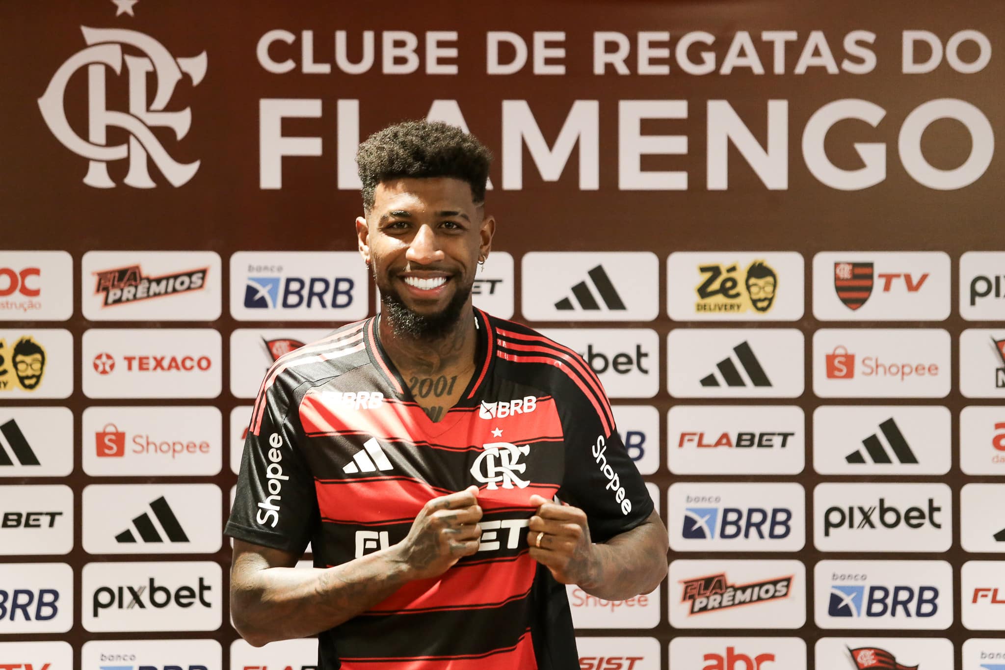Emerson Royal durante apresenta&ccedil;&atilde;o no Flamengo
