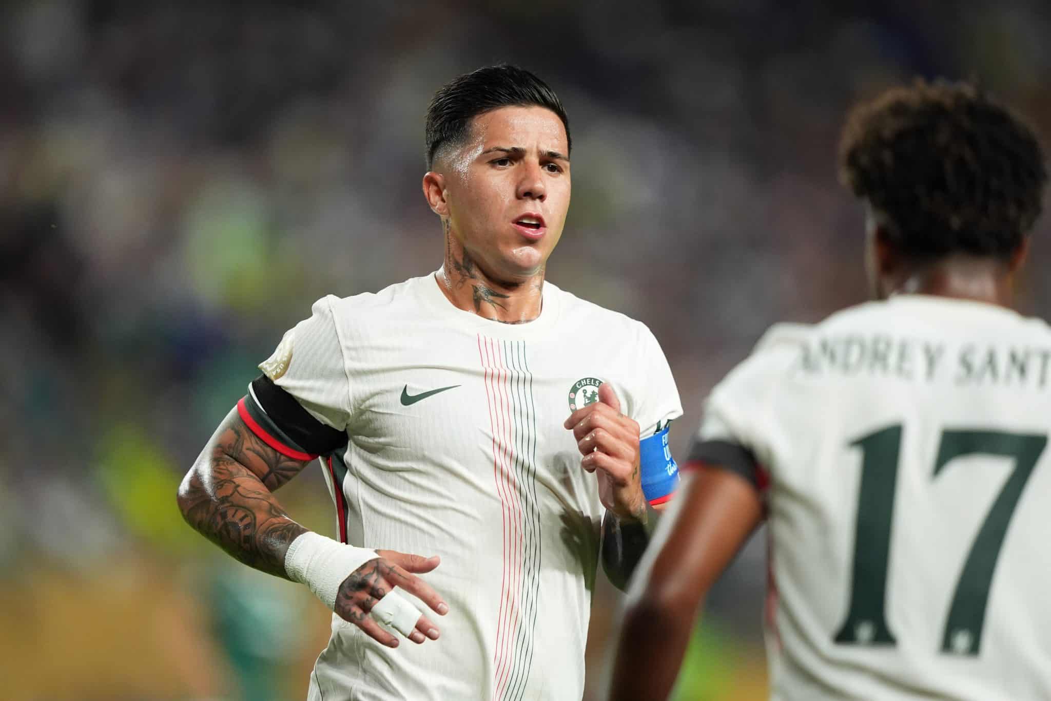 Enzo Fern&aacute;ndez carregou a bra&ccedil;adeira de capit&atilde;o do Chelsea por boa parte do torneio (Foto: Iconsport)