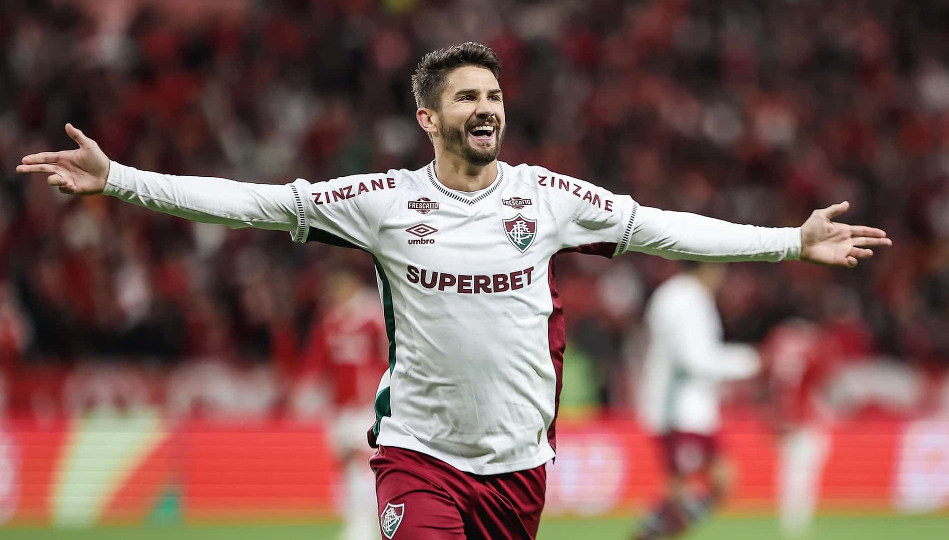 De piada a her&oacute;i: Everaldo justifica confian&ccedil;a de Renato e Flu bate Inter em pleno Beira-Rio