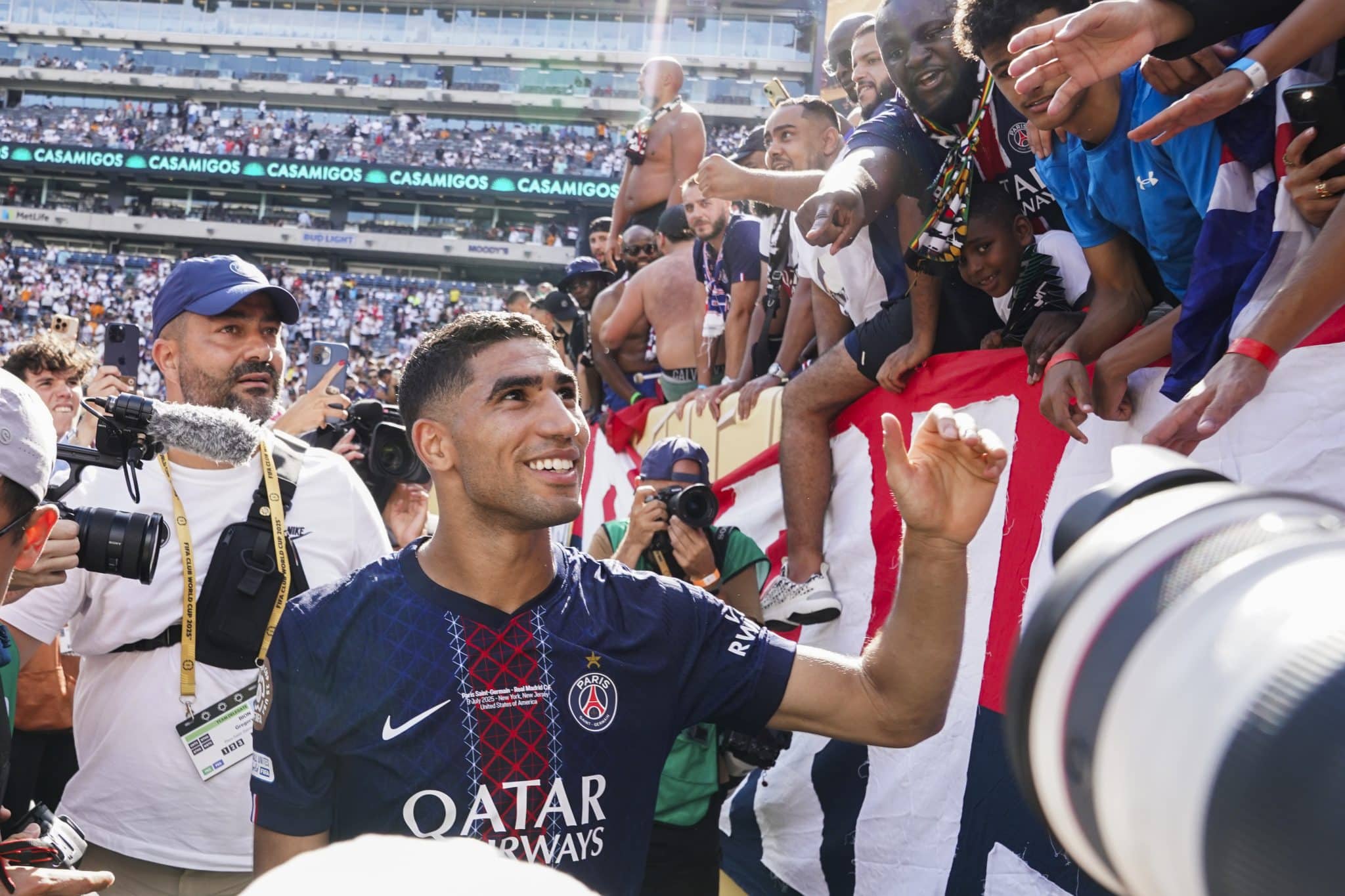 Hakimi agradece torcedores ap&oacute;s jogo do Mundial (Foto: Iconsport)