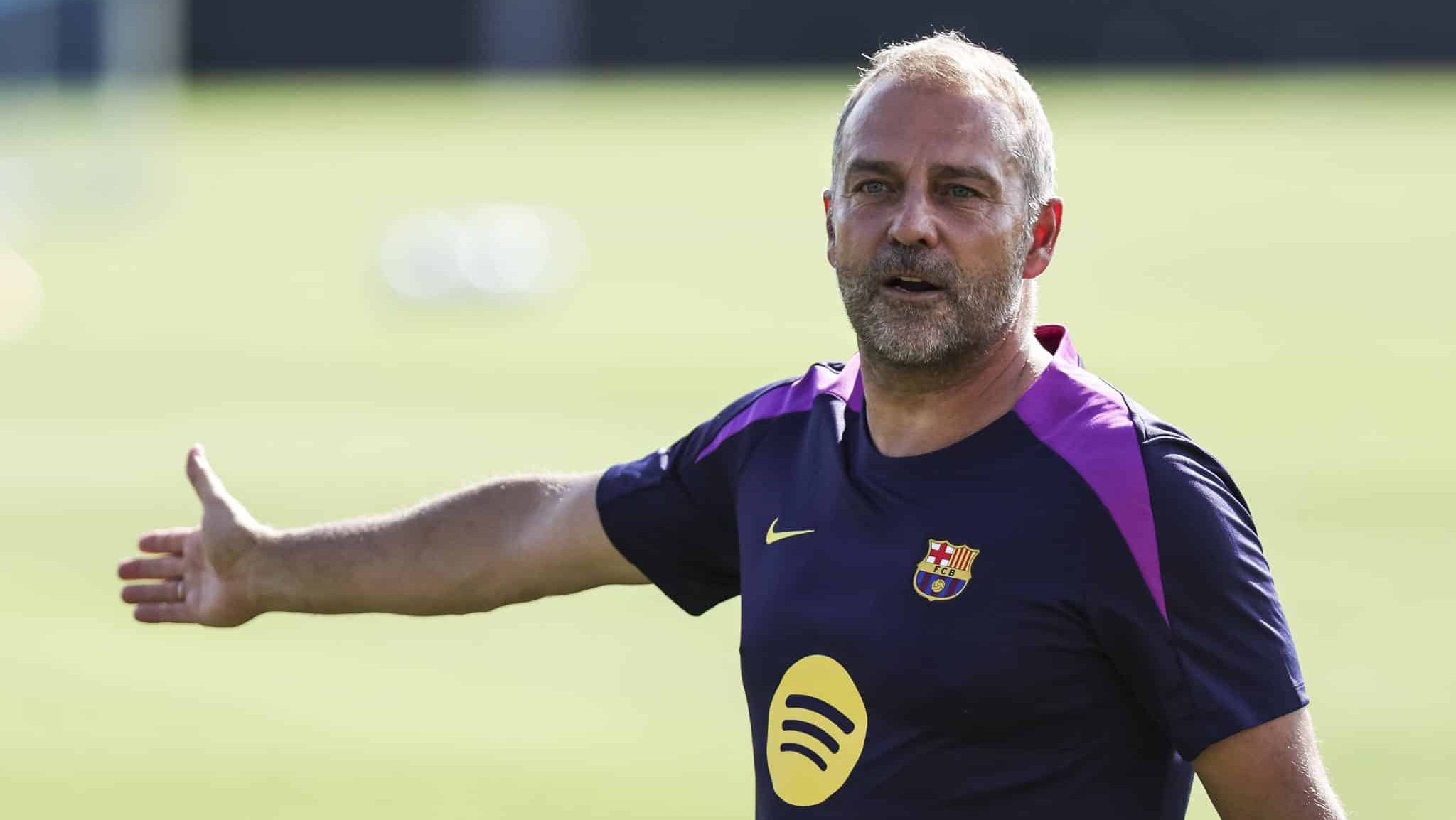 Flick defende jogador de sa&iacute;da do Barcelona e o compara a Cristiano Ronaldo