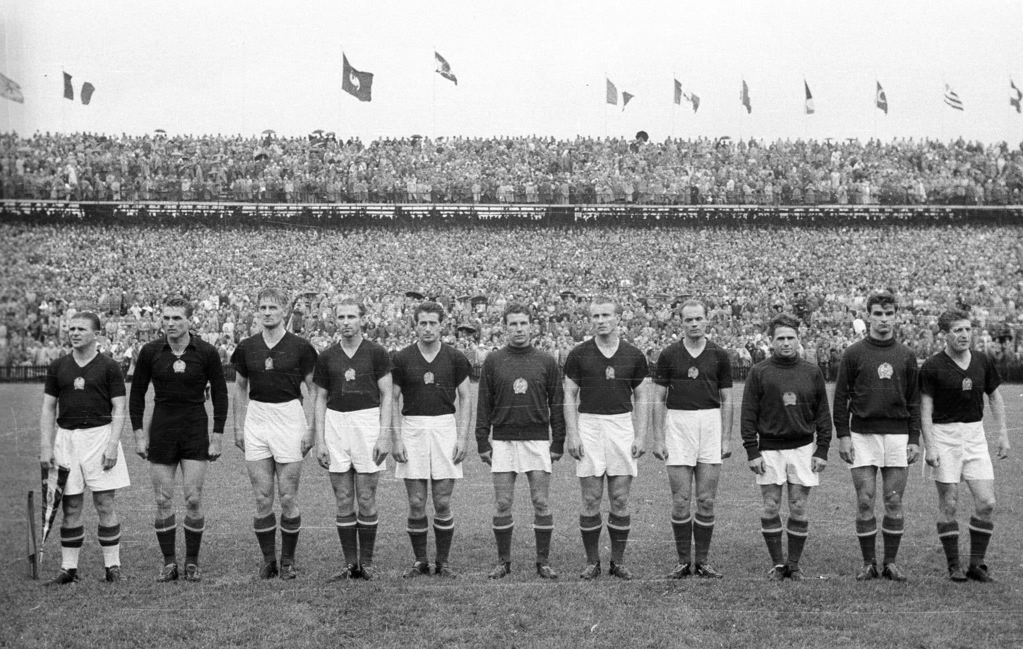 WM Finale 1954 in Bern &ndash; Mannschaftsvorstellung Ungarn, v.li.: Ferenc Puskas, Torwart Gyula Grosics, Gyula Lorant, Nand