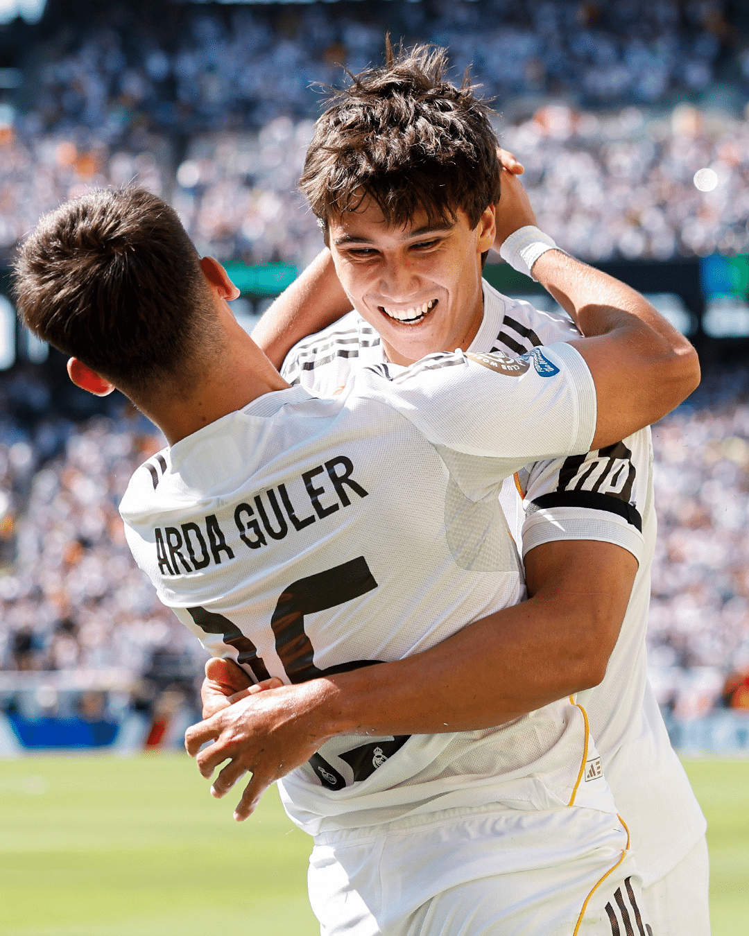 Arda Guler e Gonzalo Garc&iacute;a comemoram gol do Real Madrid