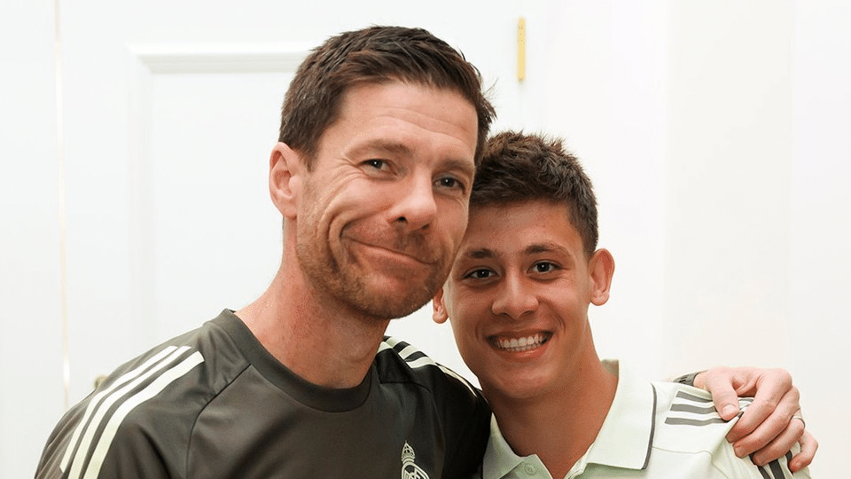 O t&eacute;cnico Xabi Alonso e o meia Arda G&uuml;ler (Foto: Divulga&ccedil;&atilde;o)