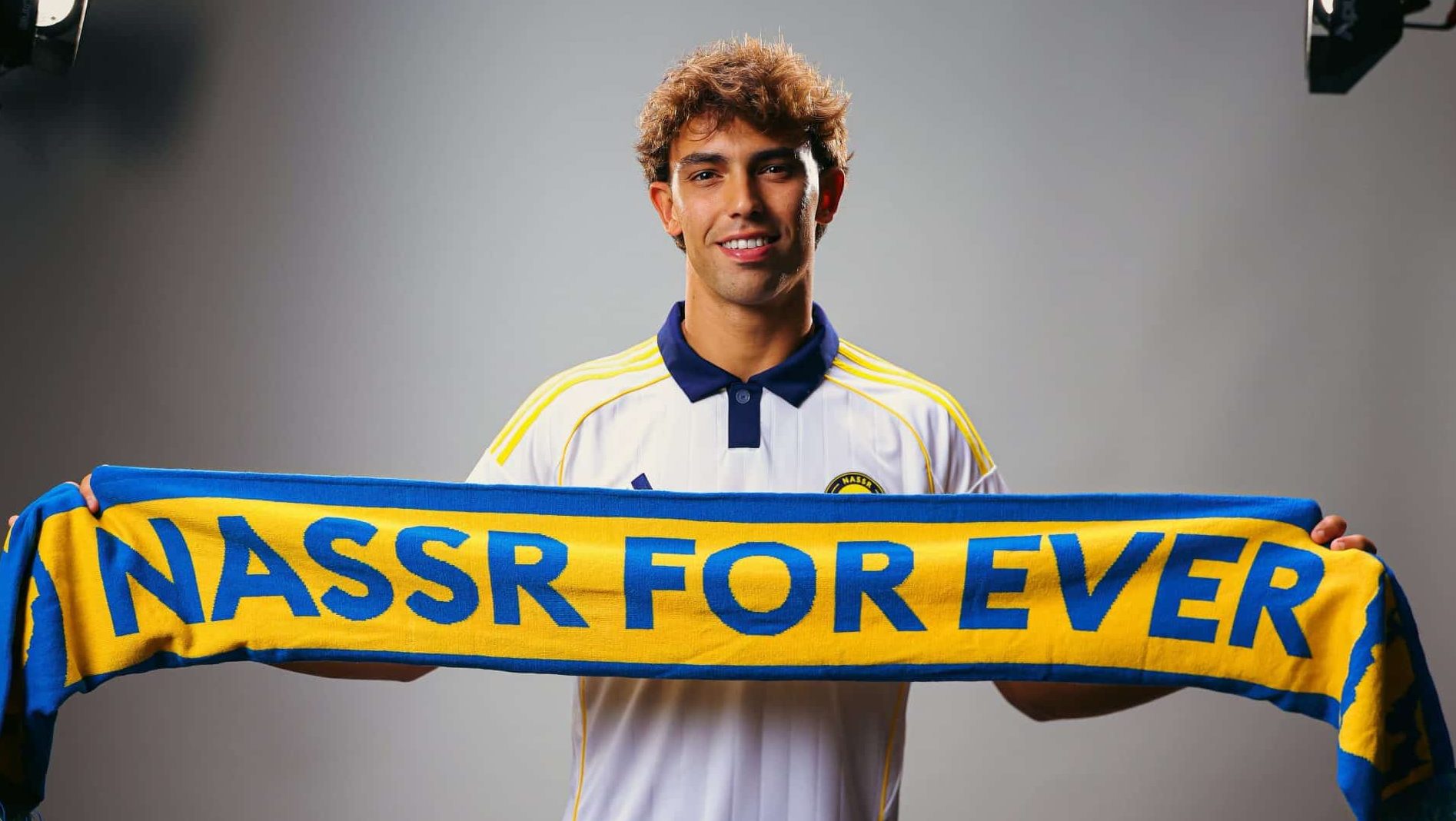 Jo&atilde;o F&eacute;lix posa com cachecol durante apresenta&ccedil;&atilde;o no Al-Nassr