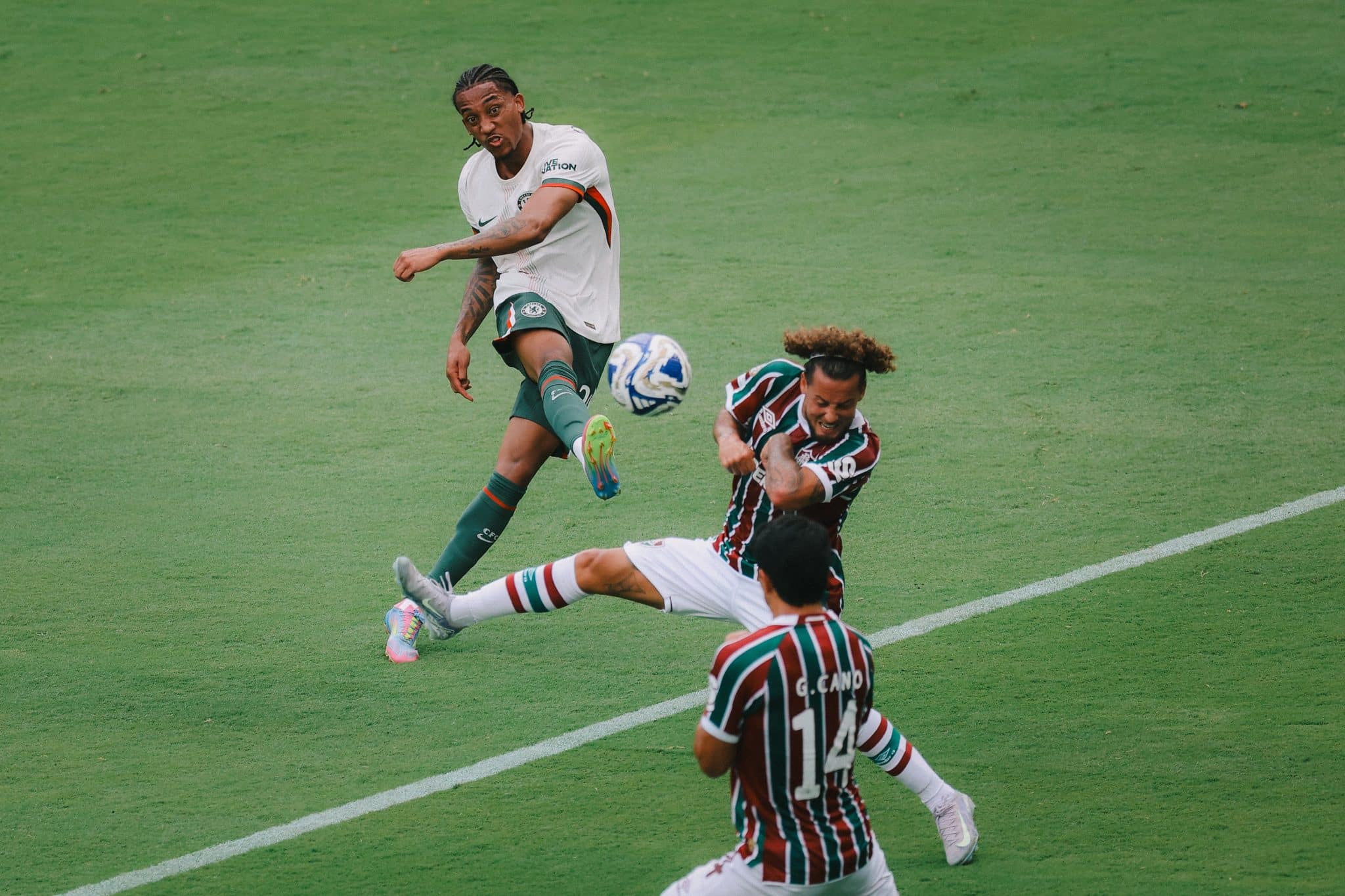 Jo&atilde;o Pedro chuta em jogo entre Chelsea e Fluminense