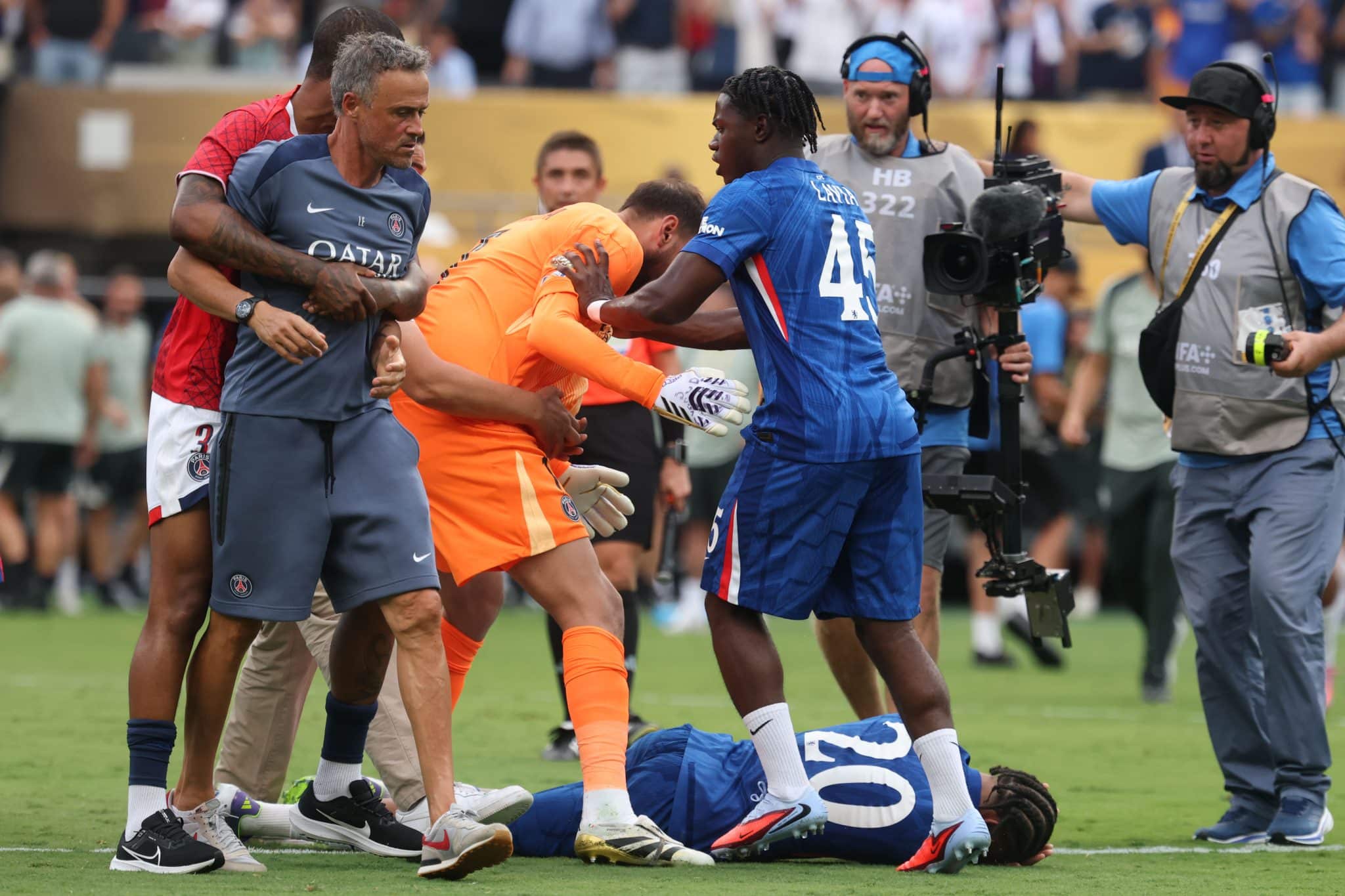 Jo&atilde;o Pedro fica no ch&atilde;o ap&oacute;s ser empurrado por Lu&iacute;s Enrique