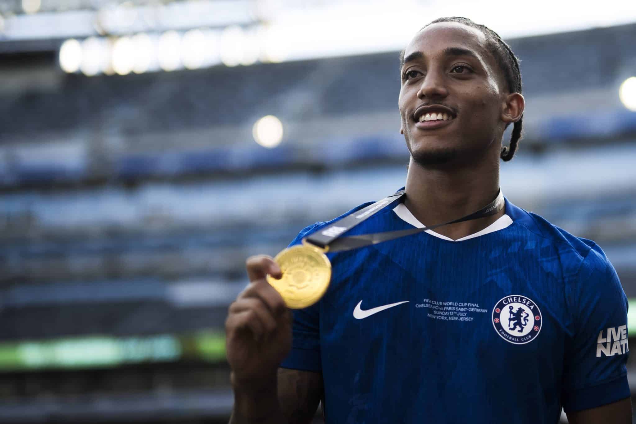 Jo&atilde;o Pedro exibe medalha de campe&atilde;o do mundo (Foto: Imago)