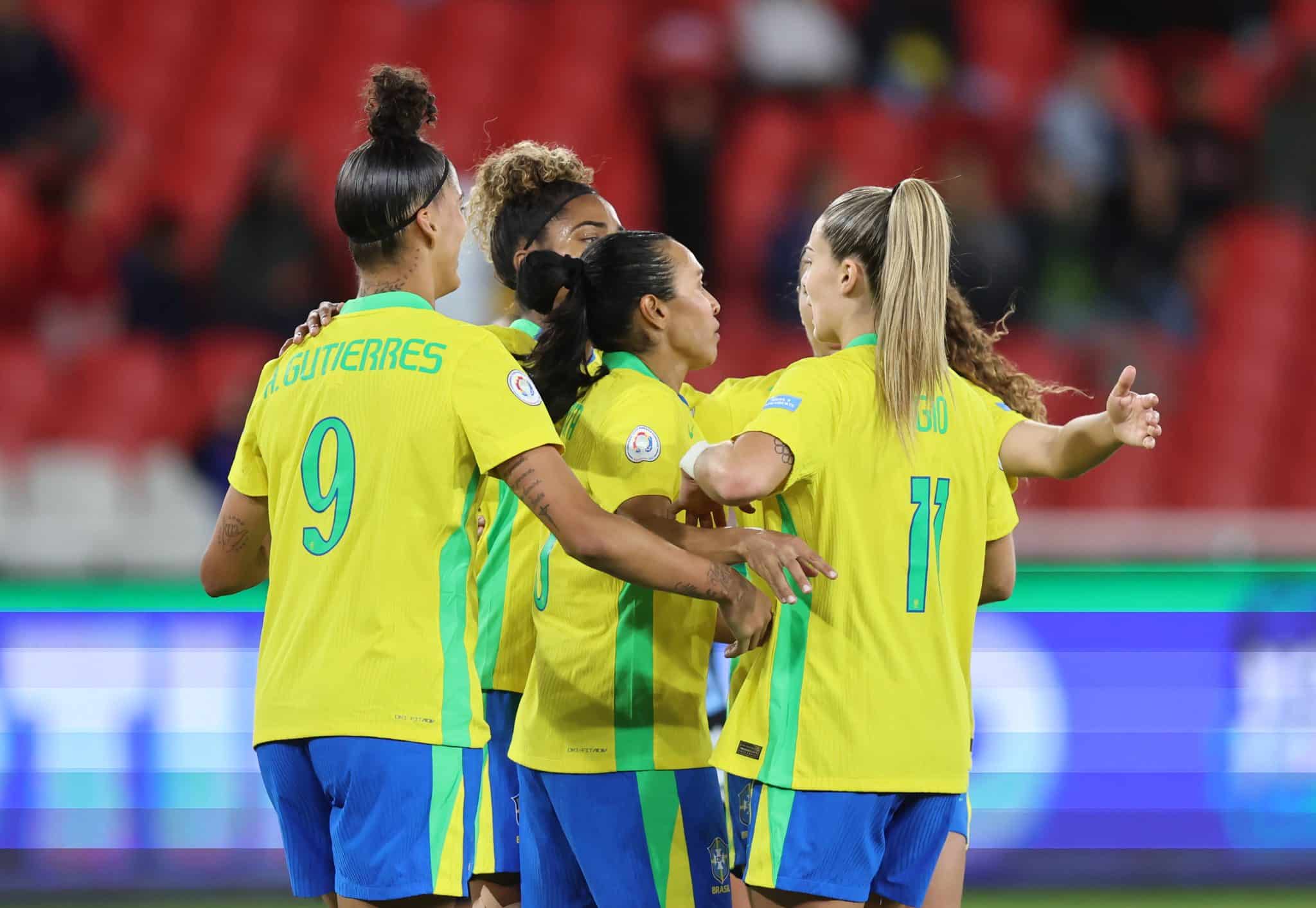 Jogadoras da sele&ccedil;&atilde;o brasileira comemoram gol