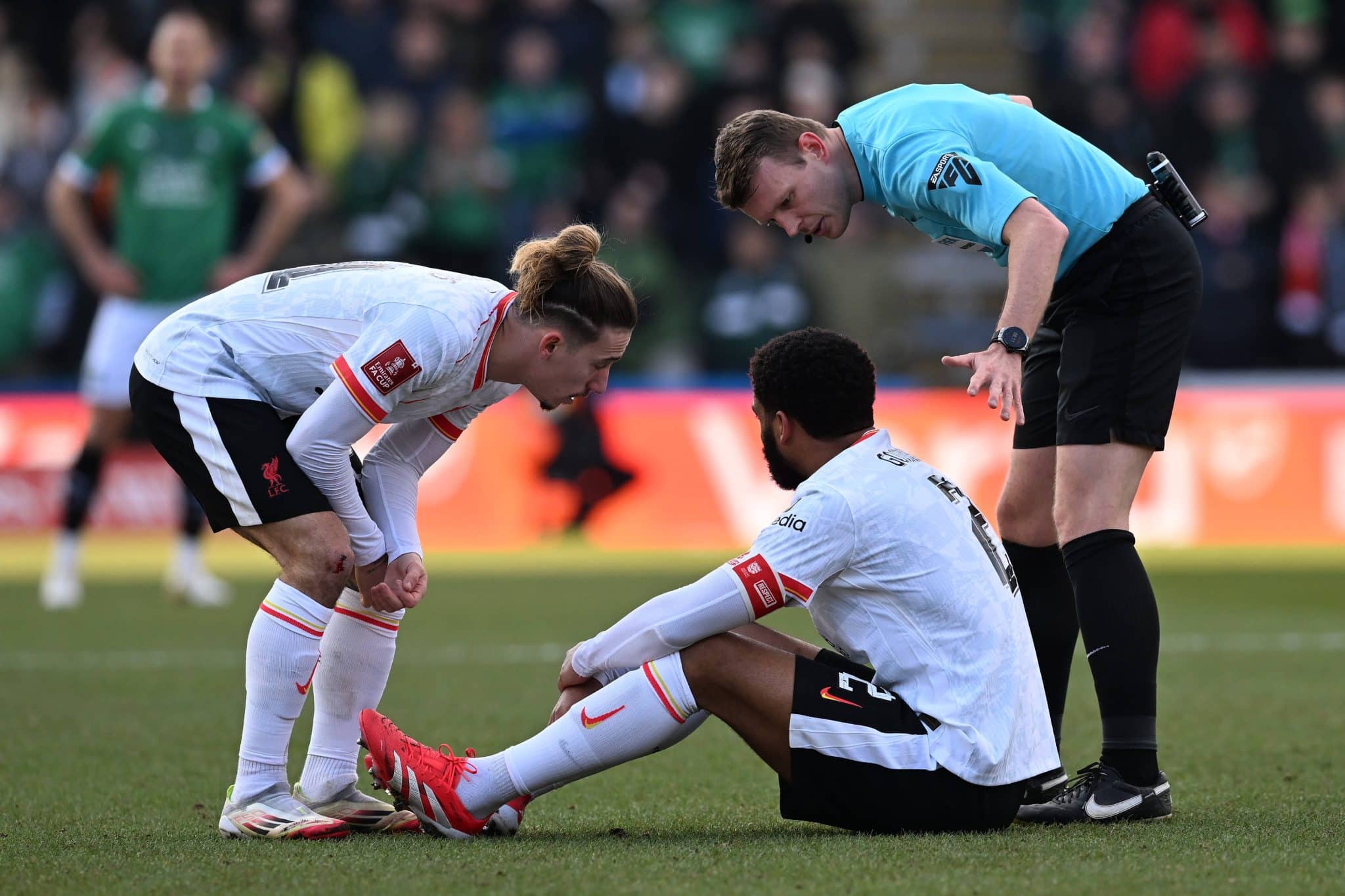 Joe Gomez sente les&atilde;o em jogo do Liverpool