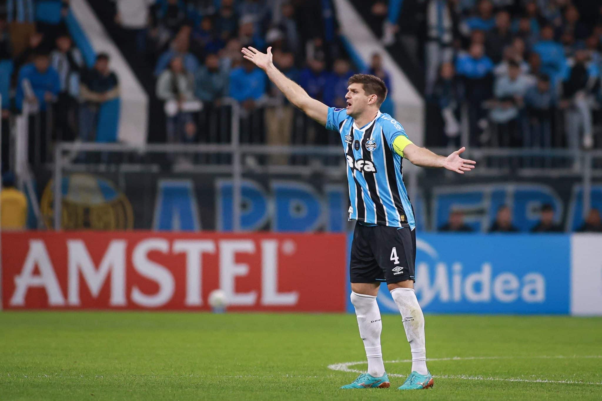 Walter Kannemann em a&ccedil;&atilde;o pelo Gremio