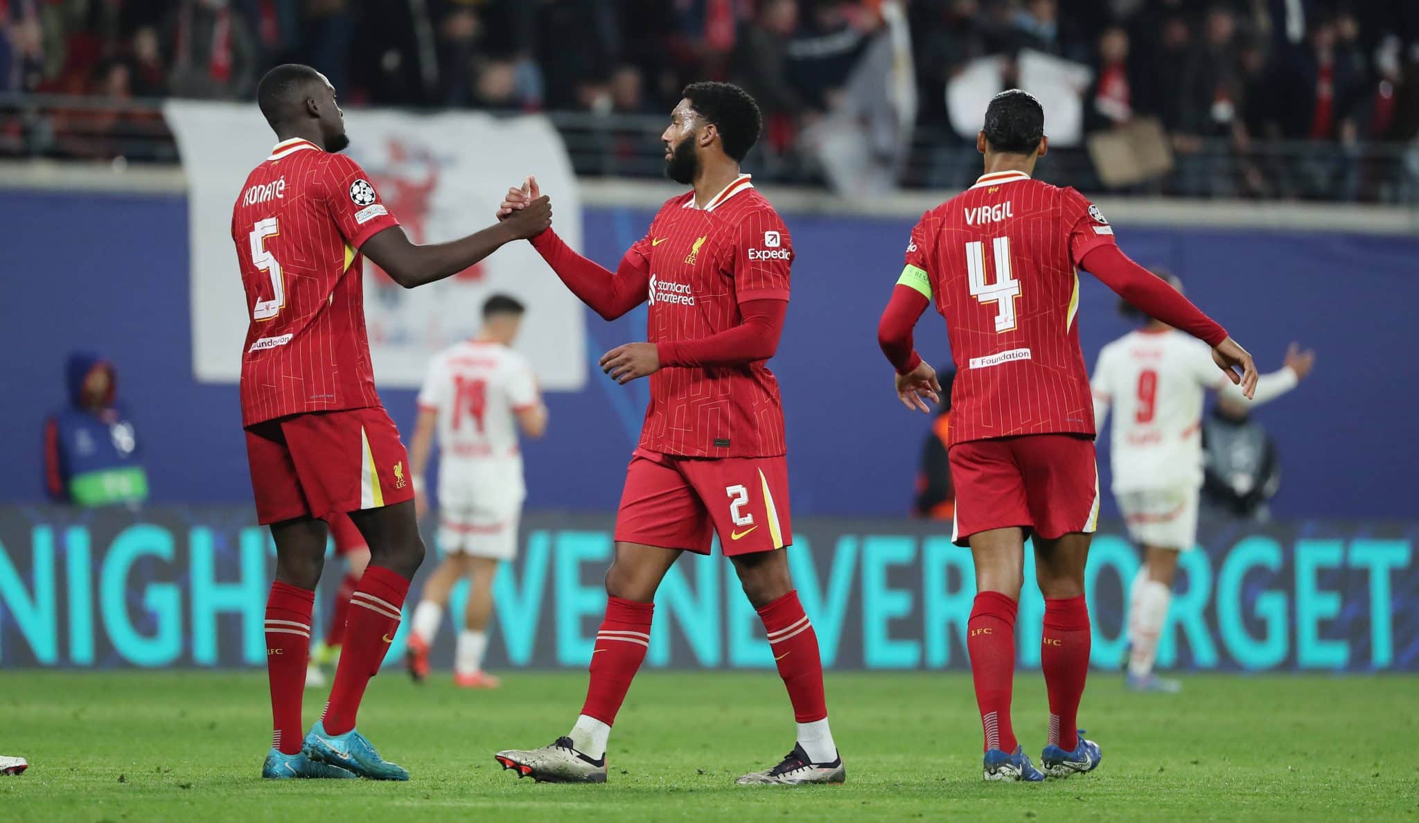 Konat&eacute;, Joe Gomez e Van Dijk em a&ccedil;&atilde;o pelo Liverpool (Foto: Imago)