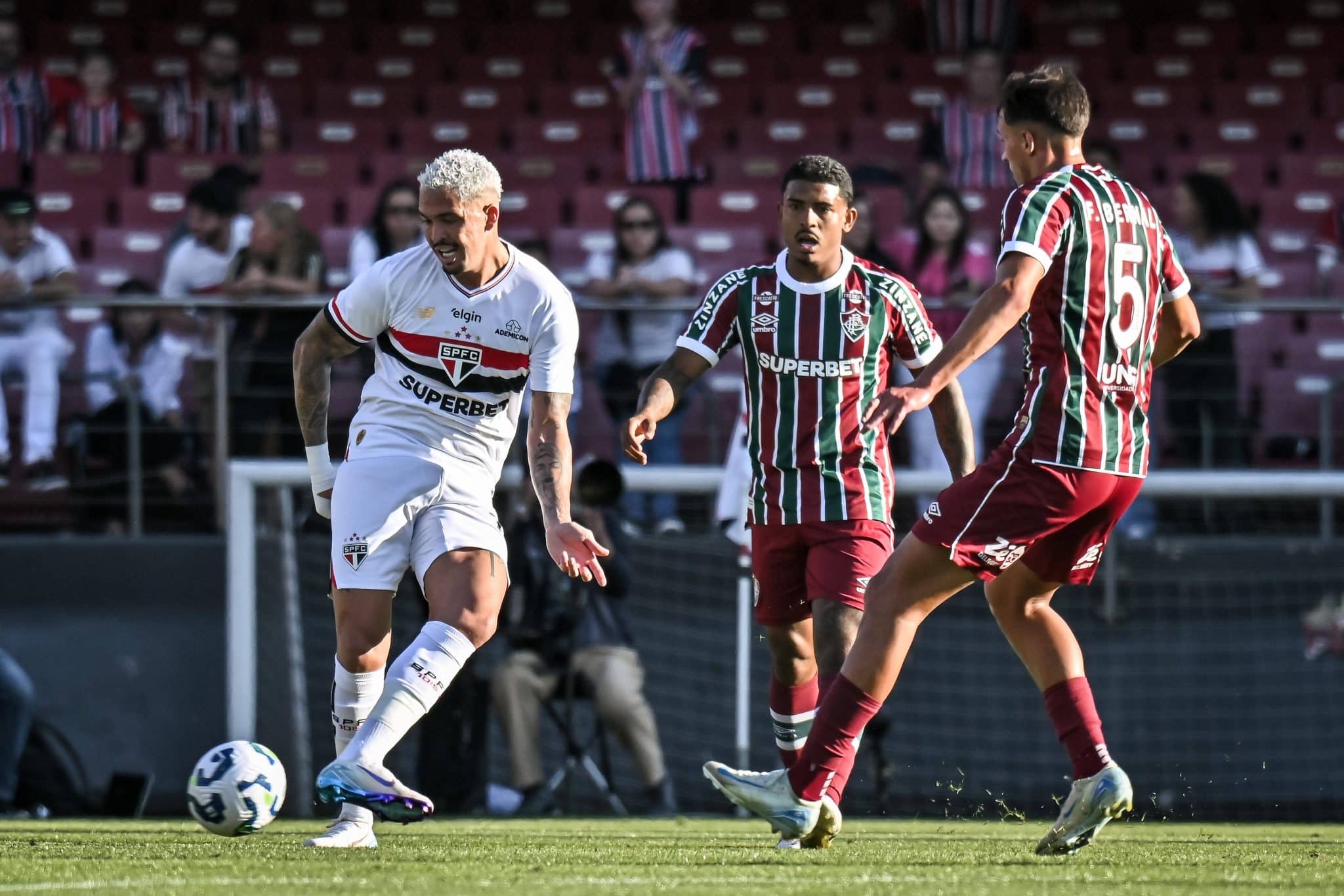 Luciano, em a&ccedil;&atilde;o contra o Fluminense