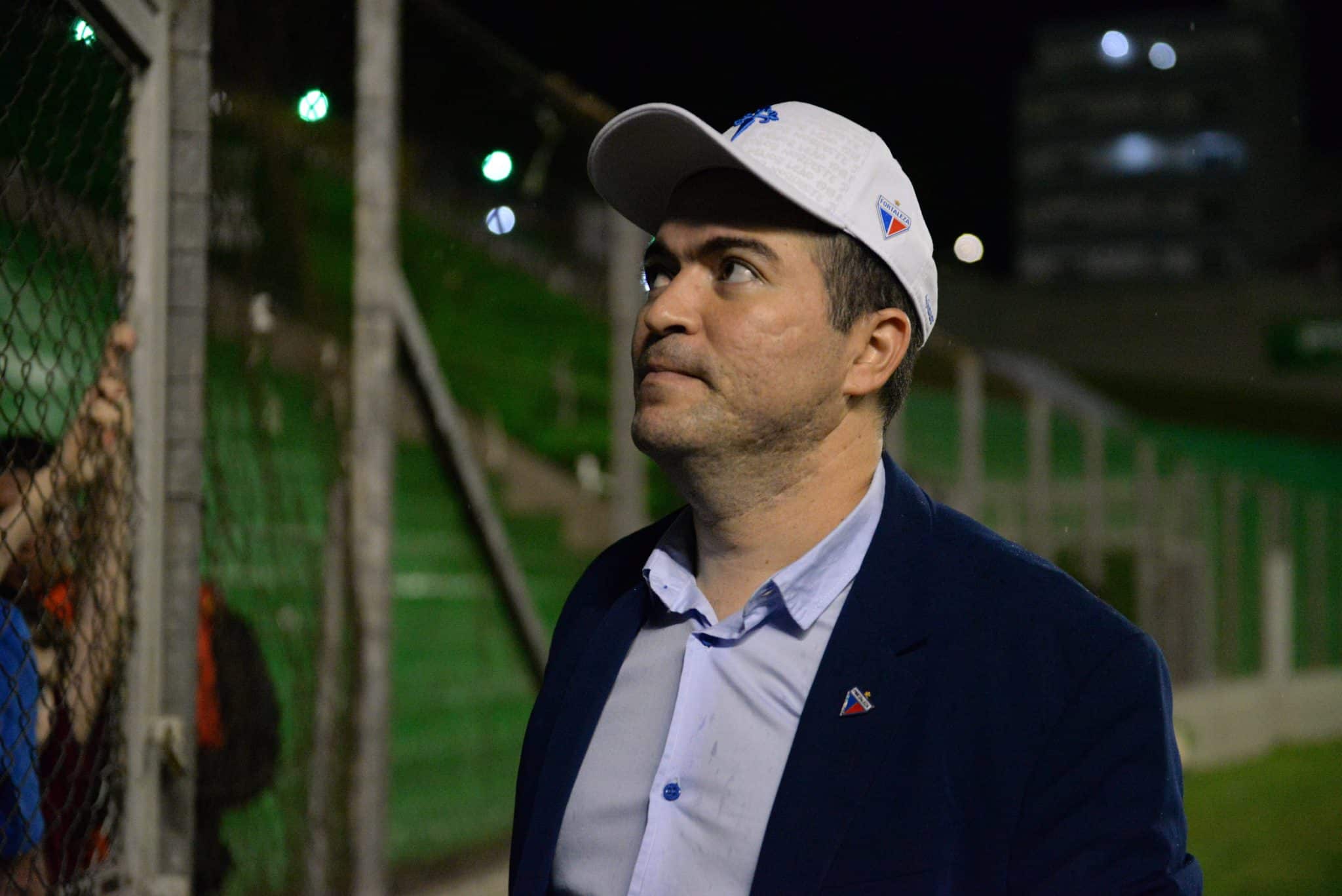 Mesmo &lsquo;moderno&rsquo;, CEO do Fortaleza evoca dirigentes da velha guarda com demiss&atilde;o de Vojvoda