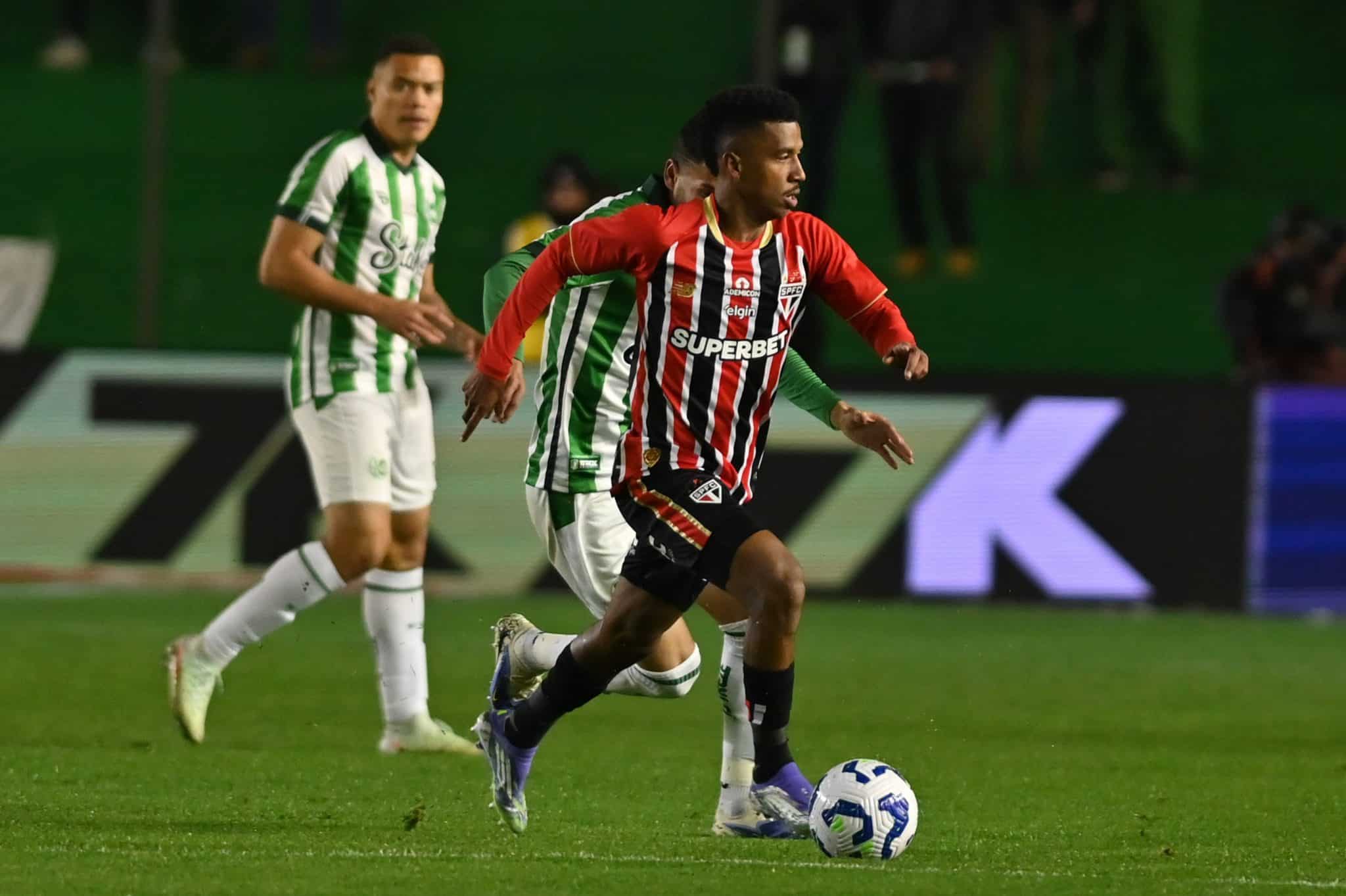 Marcos Ant&ocirc;nio, em a&ccedil;&atilde;o pelo S&atilde;o Paulo contra o Juventude