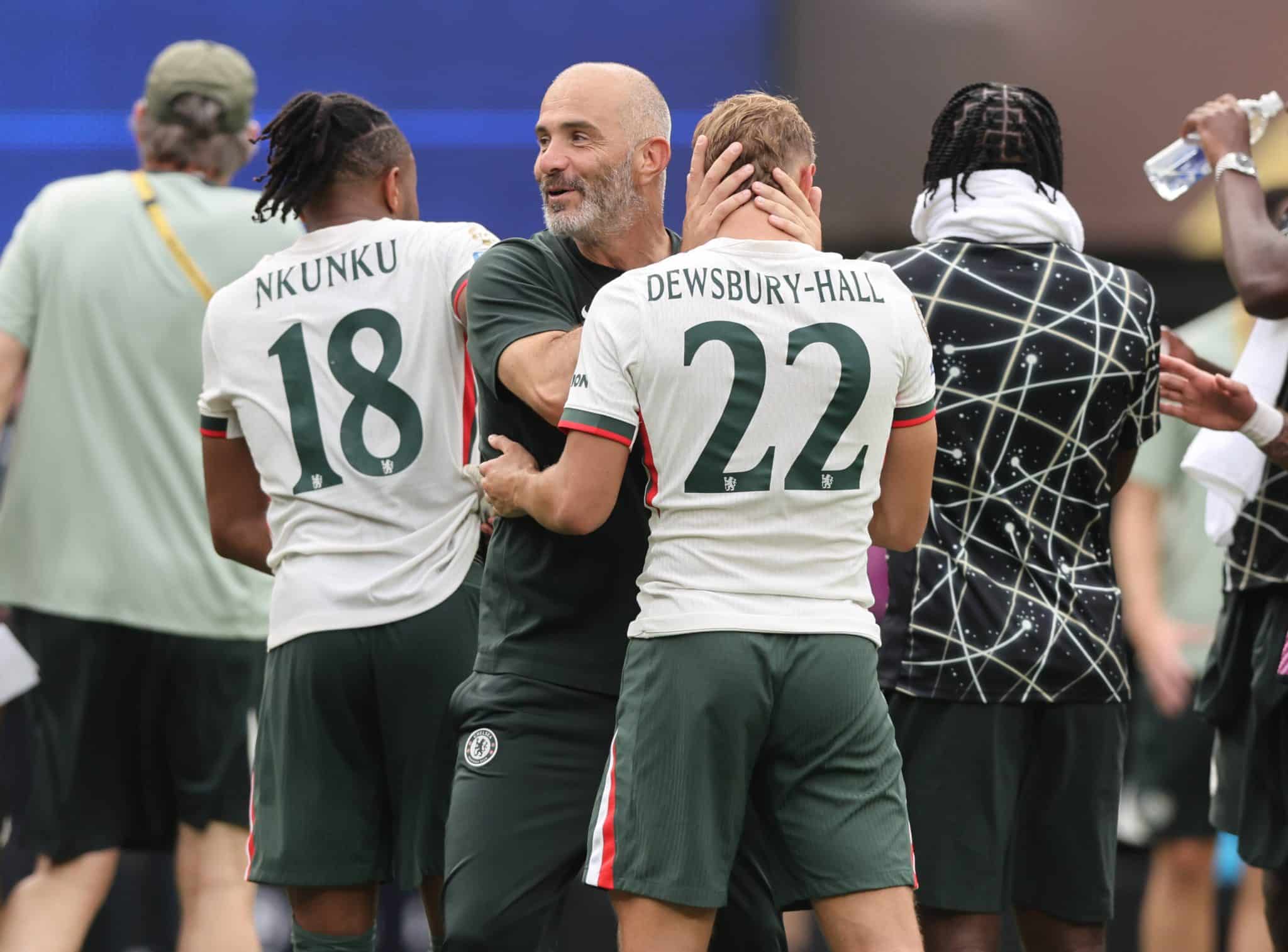 Maresca abra&ccedil;a Dewsbury-Hall